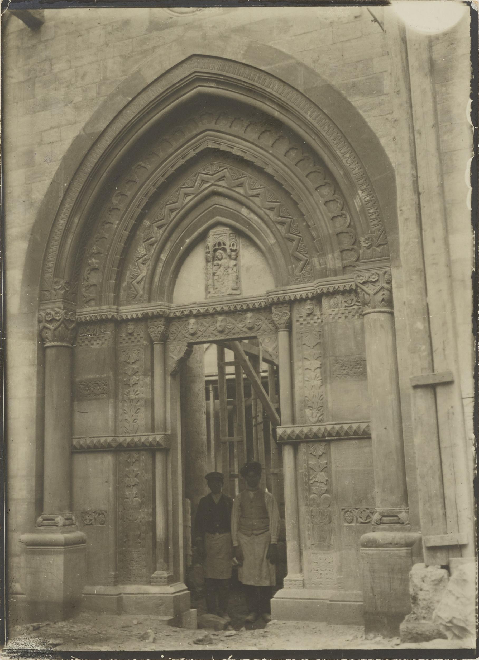 Fotografo non identificato, Conversano - Cattedrale, portale laterale, scorcio durante i restauri del 1914, 1901-1925, gelatina ai sali d'argento/carta, MPI155325