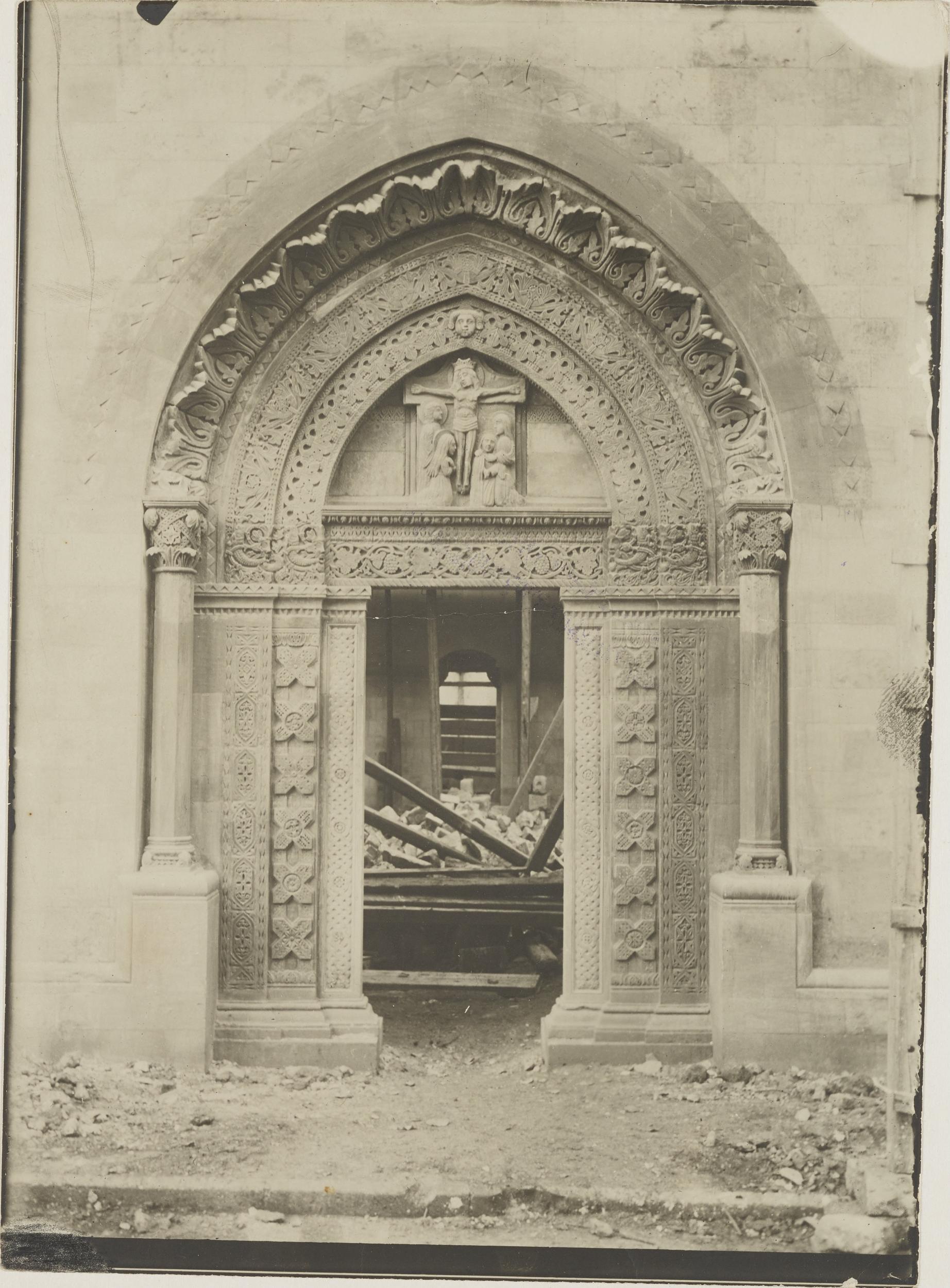 Fotografo non identificato, Conversano - Cattedrale, portale laterale, scorcio durante i restauri del 1915, 1901-1925, gelatina ai sali d'argento/carta, MPI155326