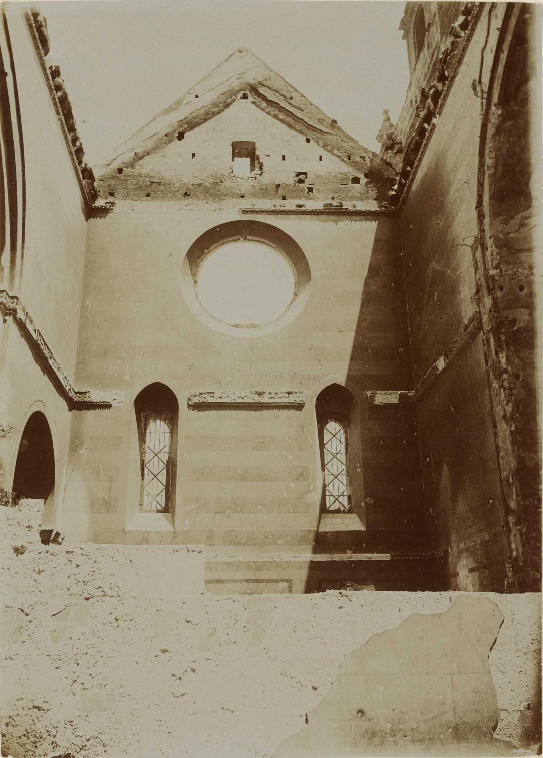 Fotografo non identificato, Conversano - Cattedrale, parete destra del transetto, dopo l'incendio del 1911, 1901-1910, aristotipo, MPI155341
