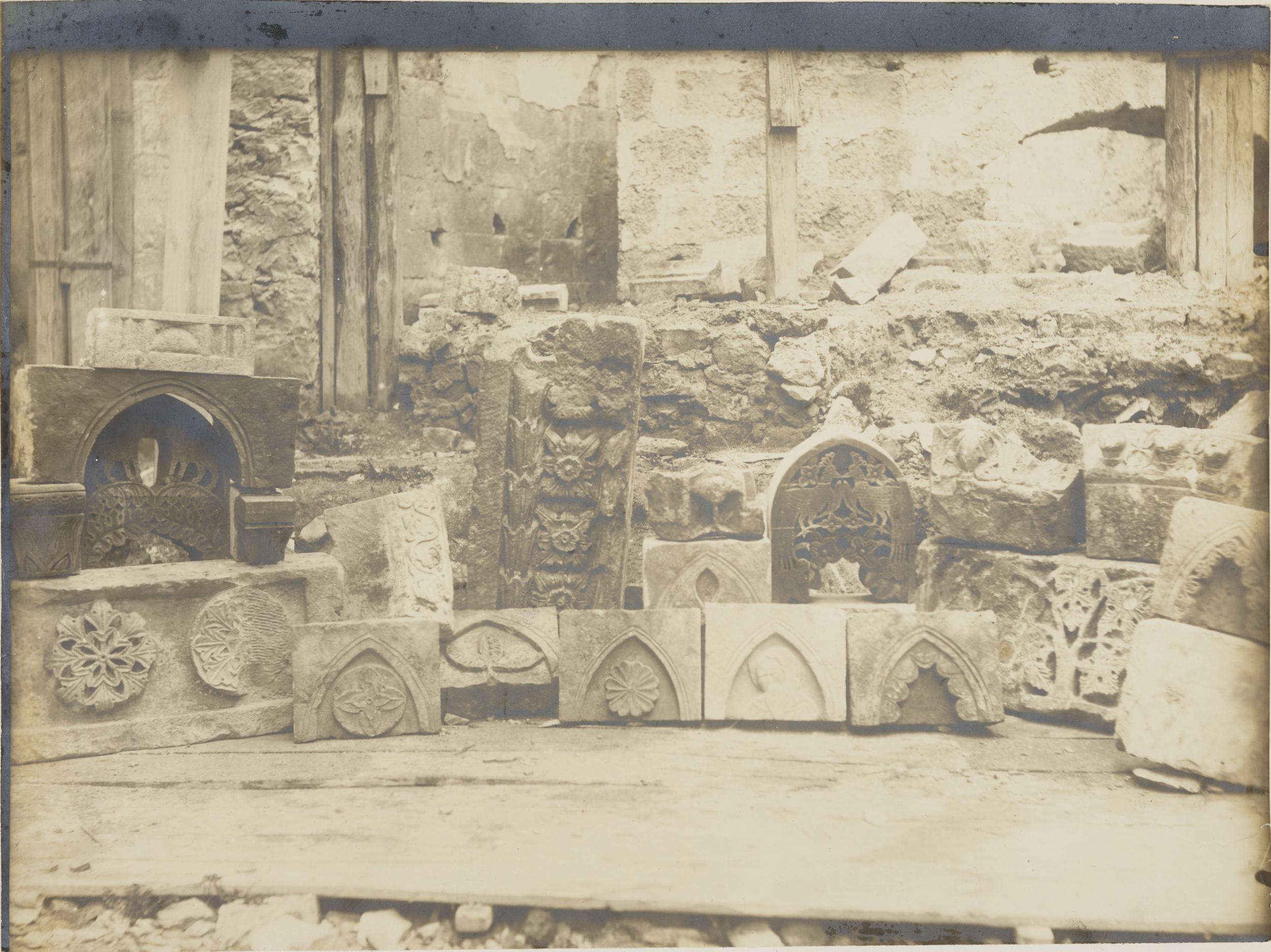 Fotografo non identificato, Conversano - Cattedrale, frammento di decorazione di portale, prima dei restauri del 1914, 1901-1925, gelatina ai sali d'argento/carta, MPI155345