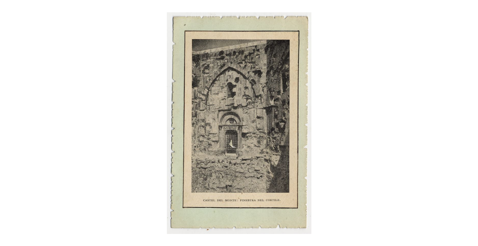 Fotografo non identificato, Andria - Castel del Monte - Finestra nel cortile, 1910-1920, cartolina, FFC003425