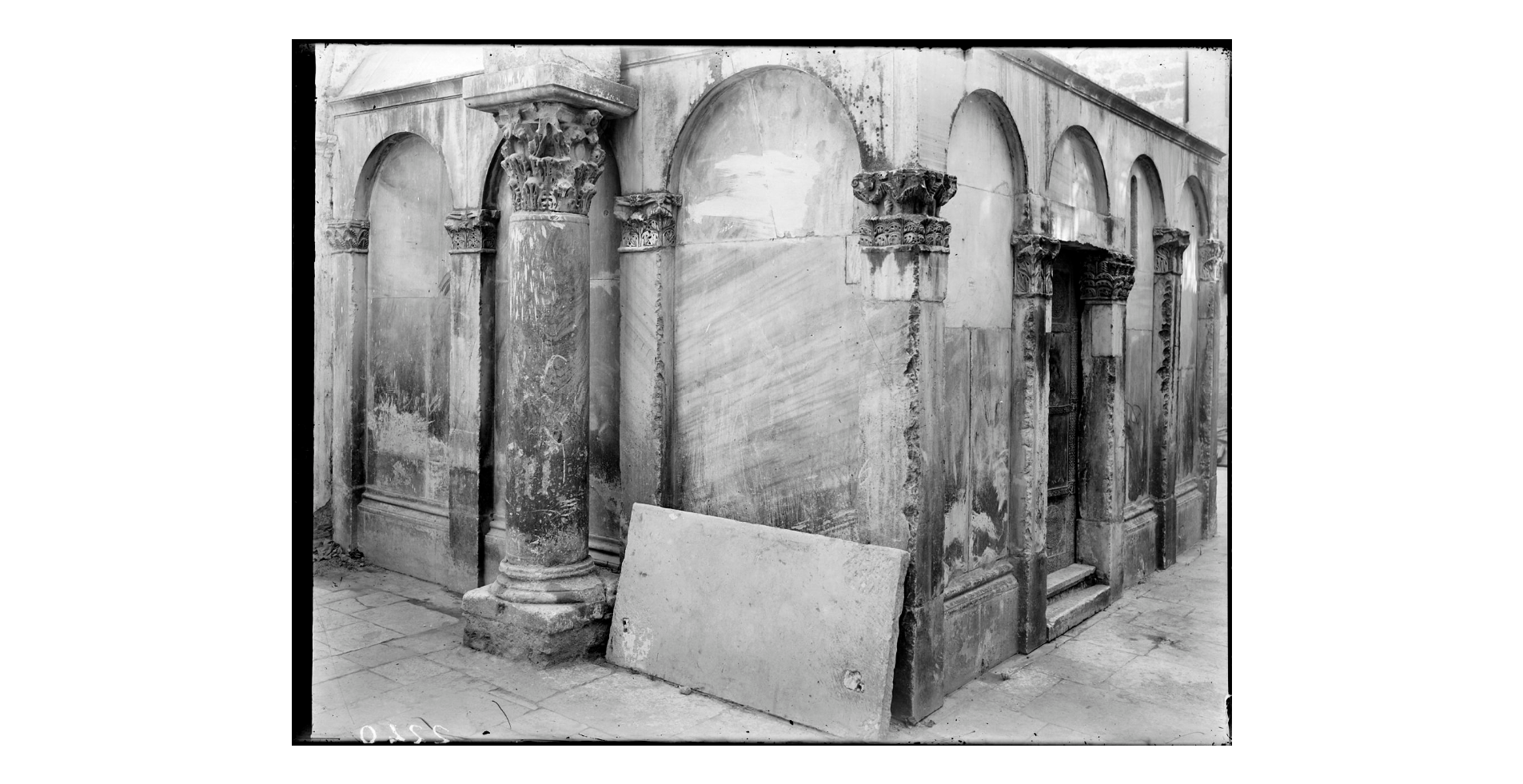 Fotografo non identificato, Canosa di Puglia - Cattedrale di S. Sabino, Tomba di Boemondo, particolare, 1908, gelatina ai sali d'argento/vetro, E002240