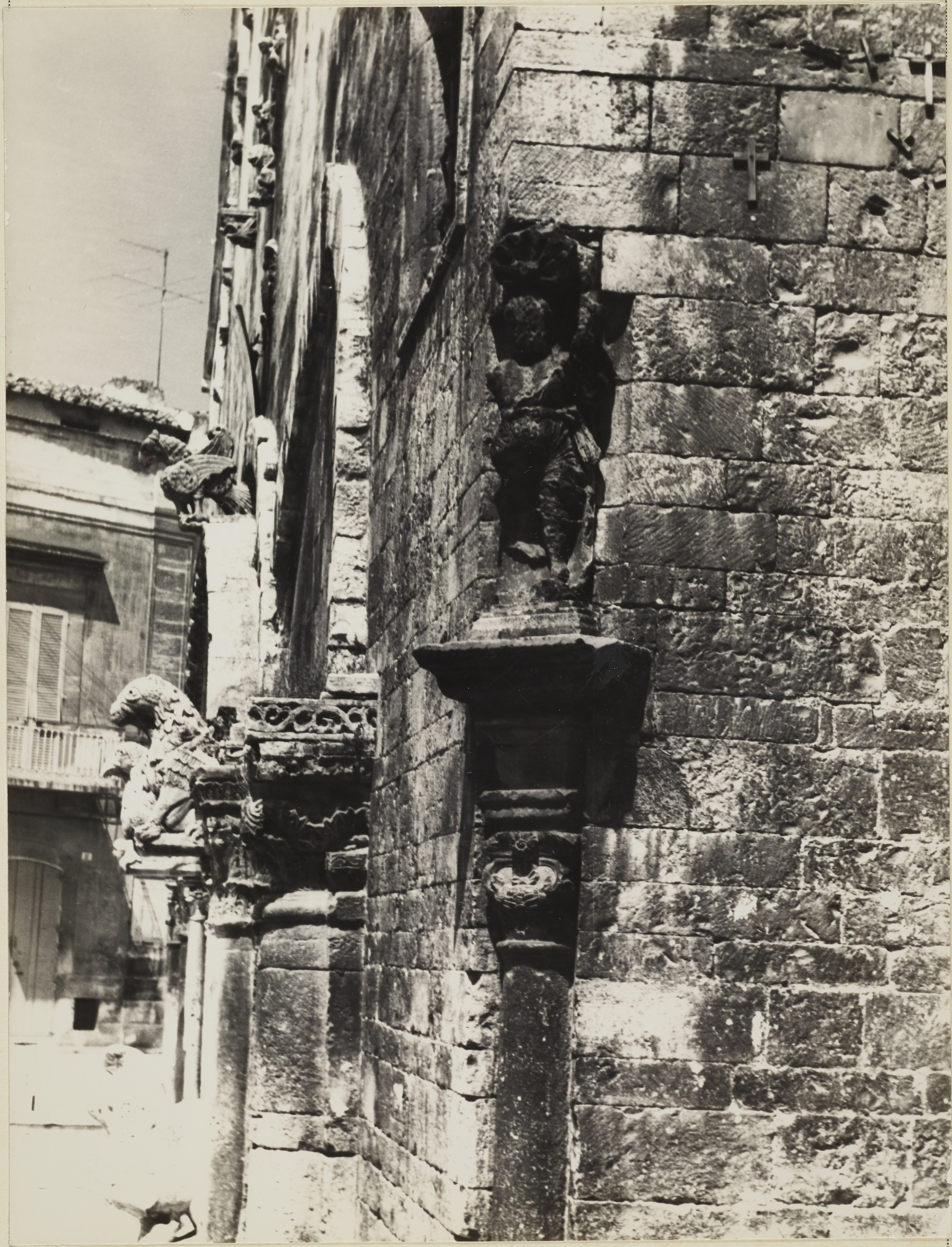 Pagano, Ruvo di Puglia - Cattedrale di S. Maria Assunta, Facciata, spigolo destro, particolare, 1941-1960, gelatina ai sali d'argento/carta, MPI6091615