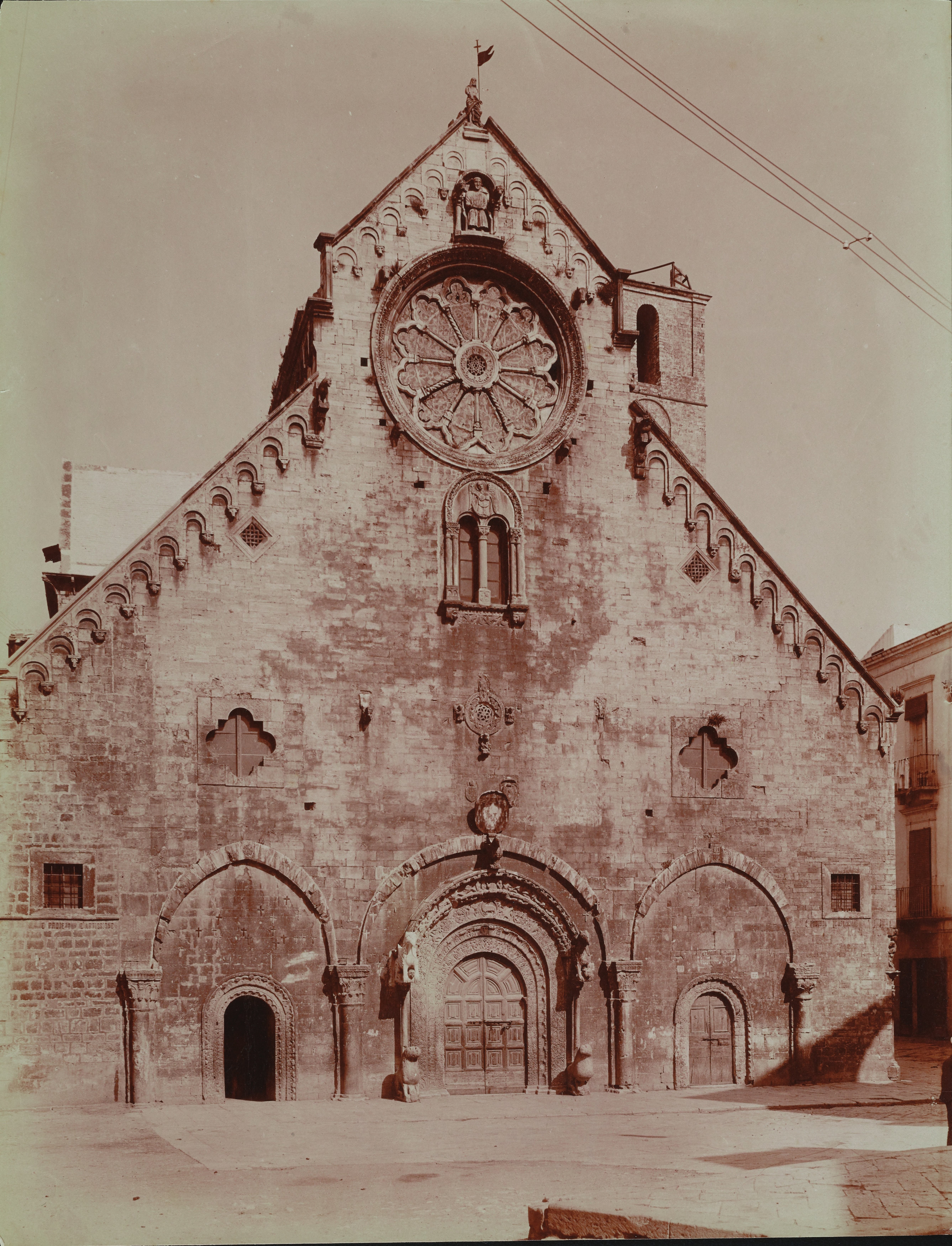 Fotografo non identificato, Ruvo di Puglia - Cattedrale S. Maria Assunta, facciata, 1901-1910, albumina, MPI6091647