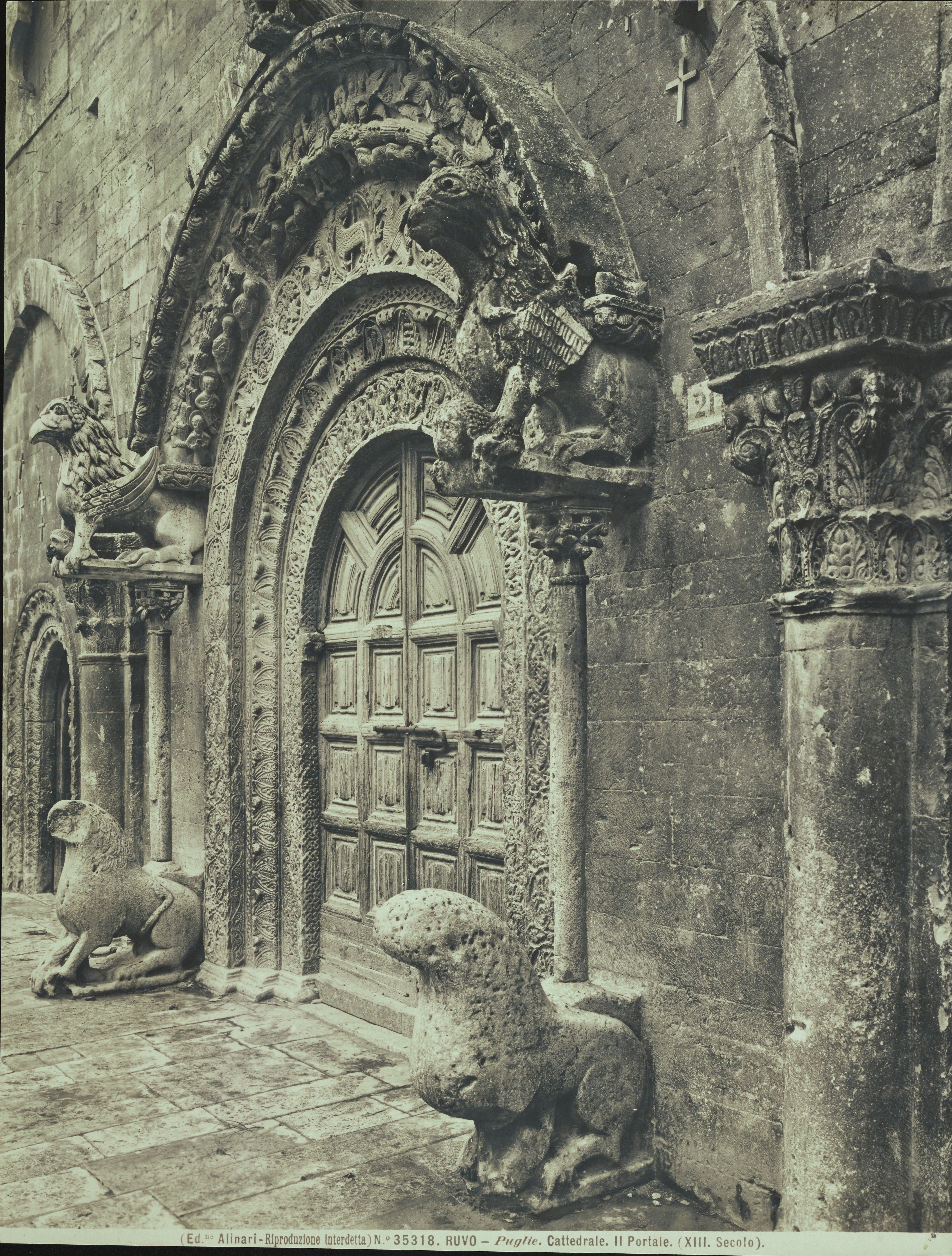 Fratelli Alinari, Ruvo di Puglia - Cattedrale S. Maria Assunta, portale, 1901-1925, gelatina ai sali d'argento/ carta, MPI6091655