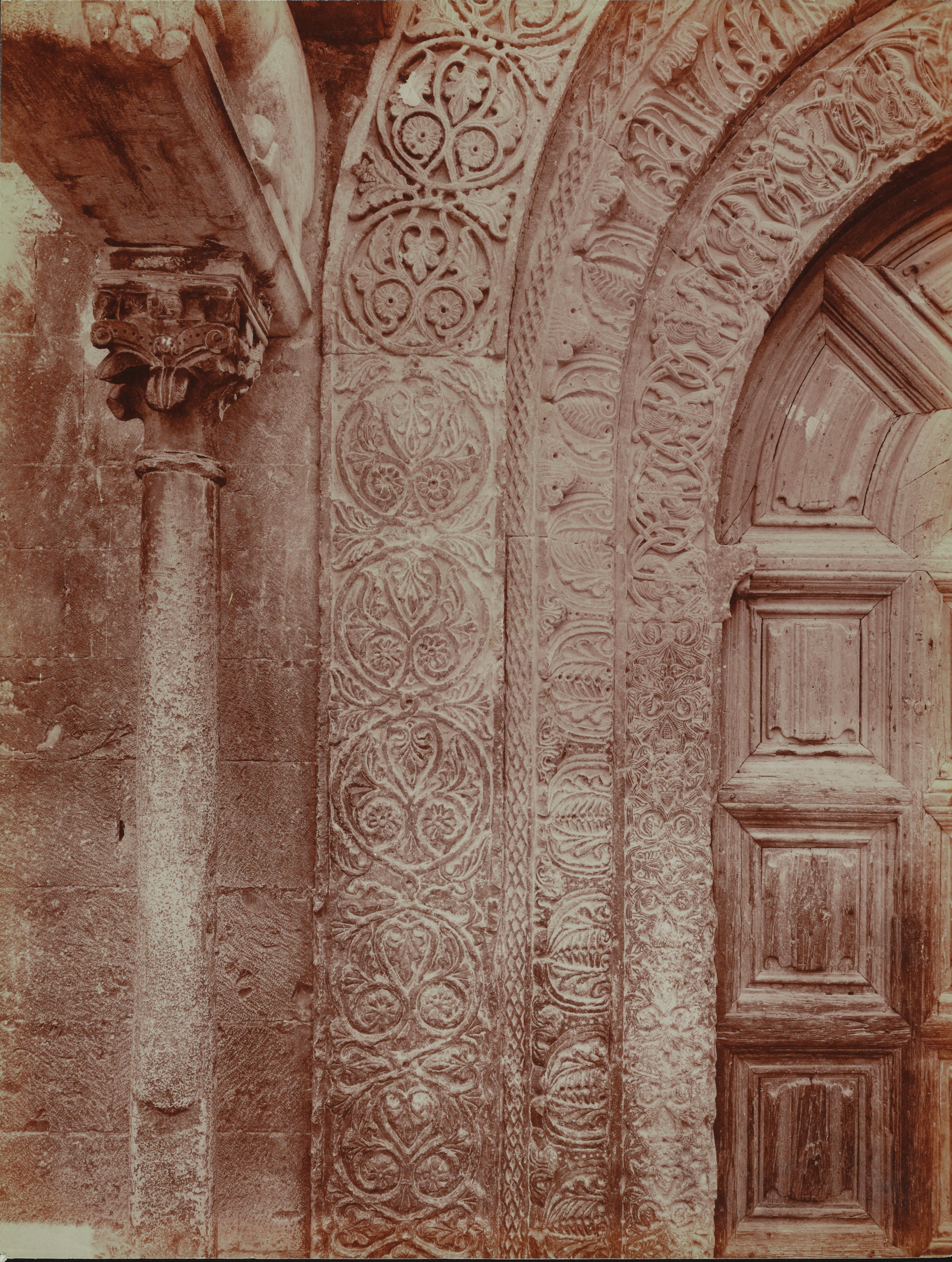 Fotografo non identificato, Ruvo di Puglia - Cattedrale S. Maria Assunta, portale, particolare, 1901-1910, albumina, MPI6091658