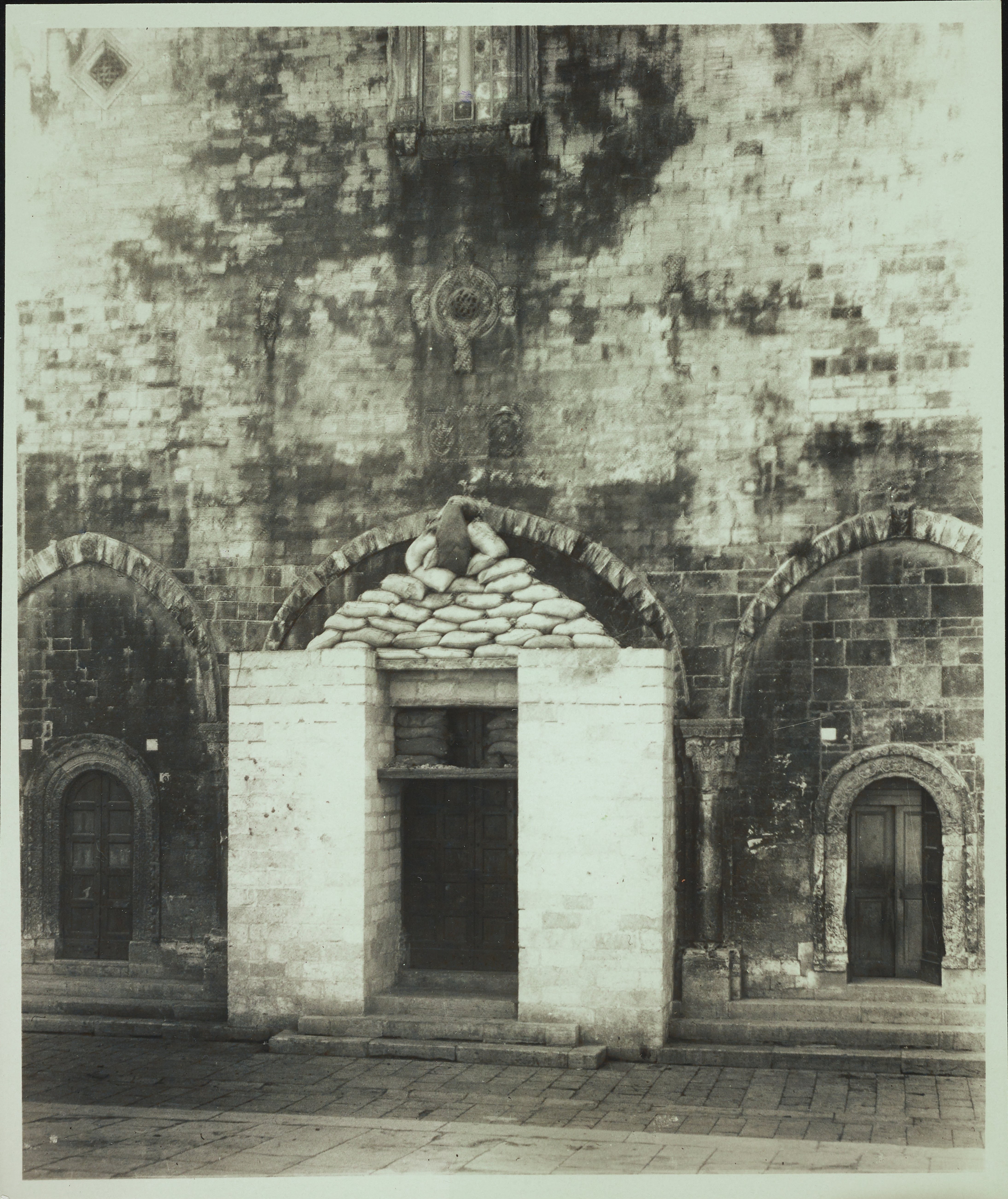 Fotografo non identificato, Ruvo di Puglia - Cattedrale S. Maria Assunta, il portale con la protezione anti aerea, 1926-1950, gelatina ai sali d'argento/carta, MPI6091664