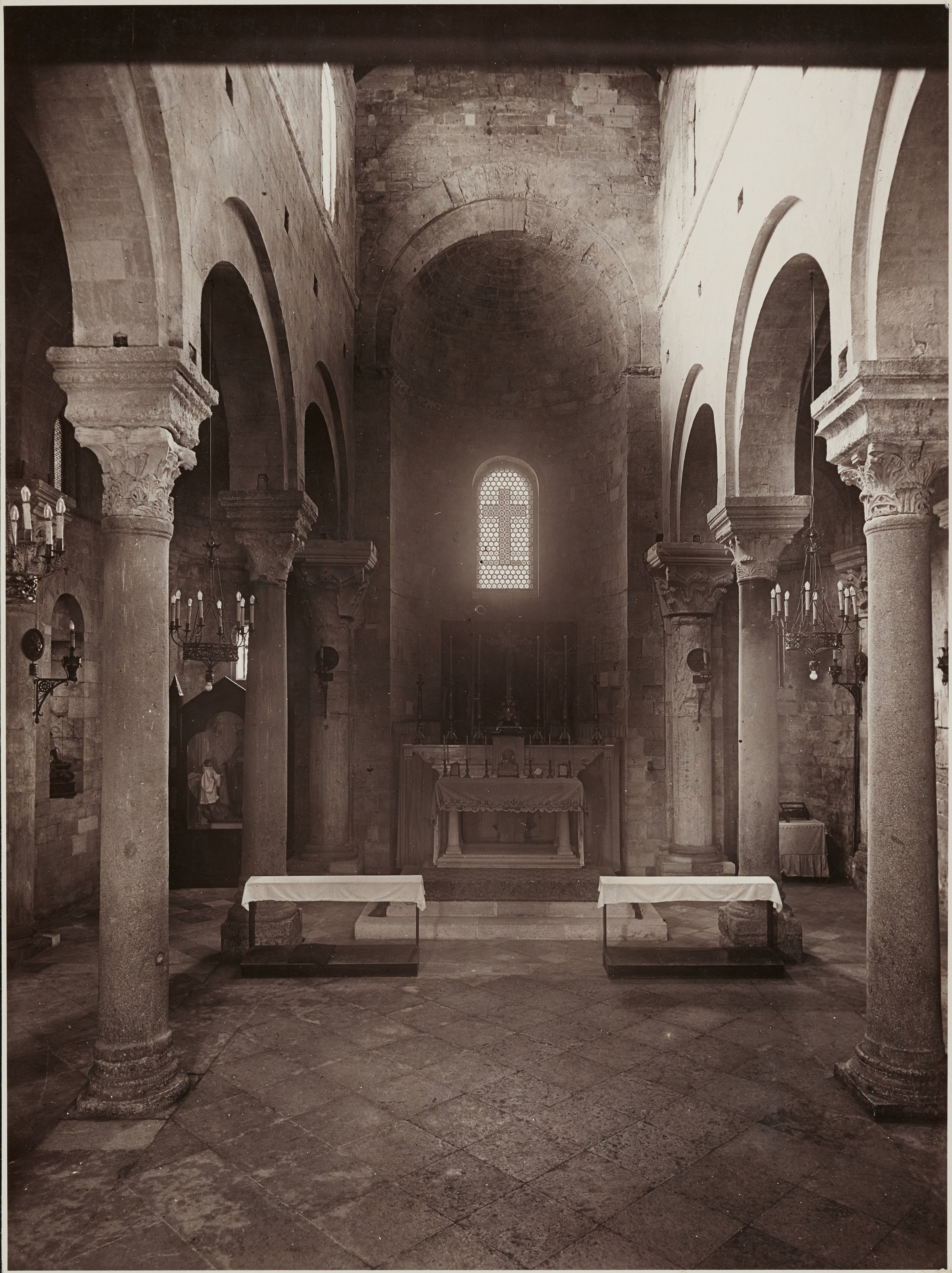 Antonio Ceccato, Trani - Chiesa di Ognissanti, o dei Templari, navata centrale, Altare maggiore, positivo, MPI6119802