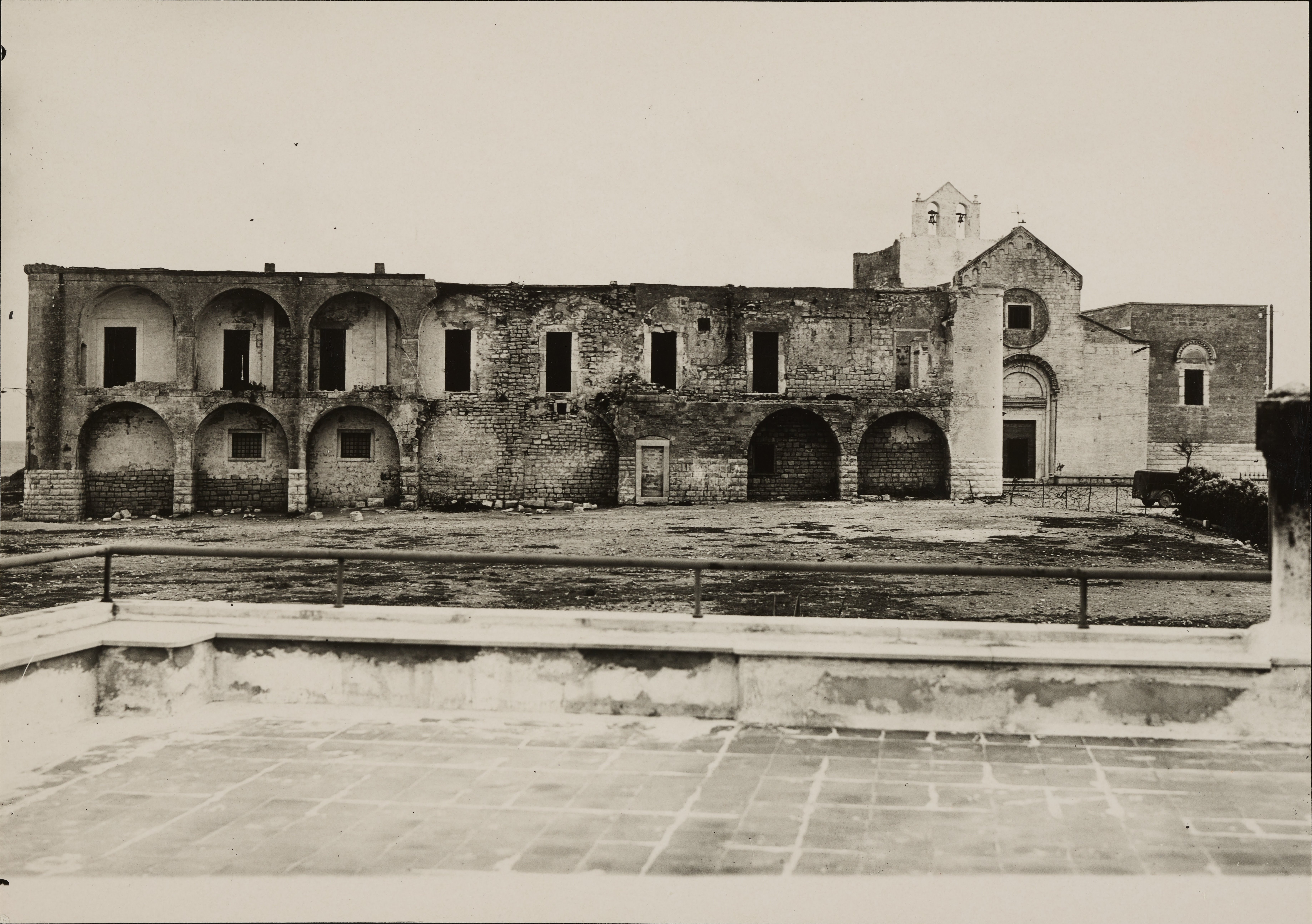 Fotografo non identificato, Trani - Monastero di S. Maria di Colonna, dopo i bombardamenti, positivo, MPI6119814