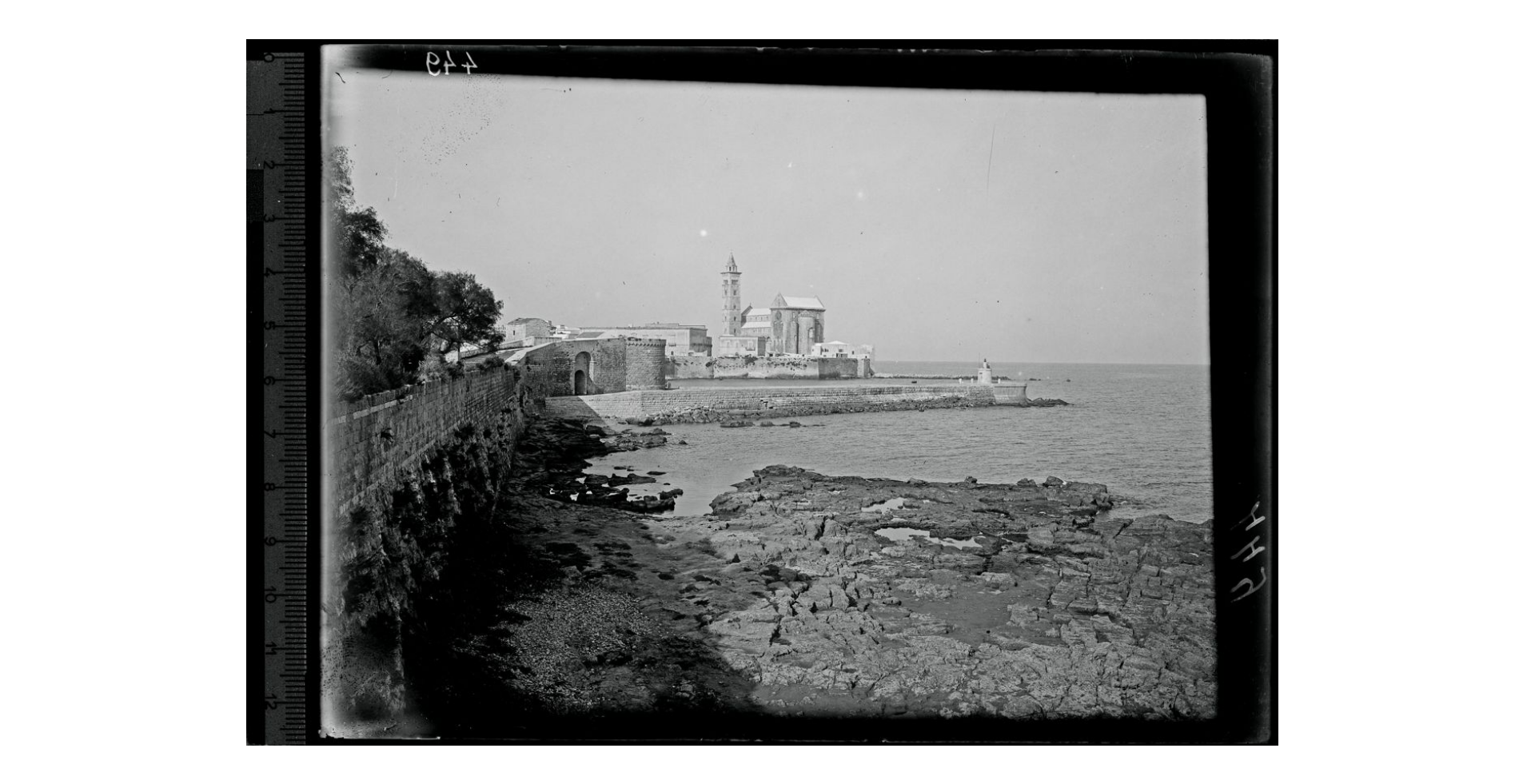 Fotografo non identificato, Trani - Chiesa Cattedrale - Prospettiva esterna dal mare, 1908-1909, gelatina ai sali d'argento, 13x18 cm, F000449
