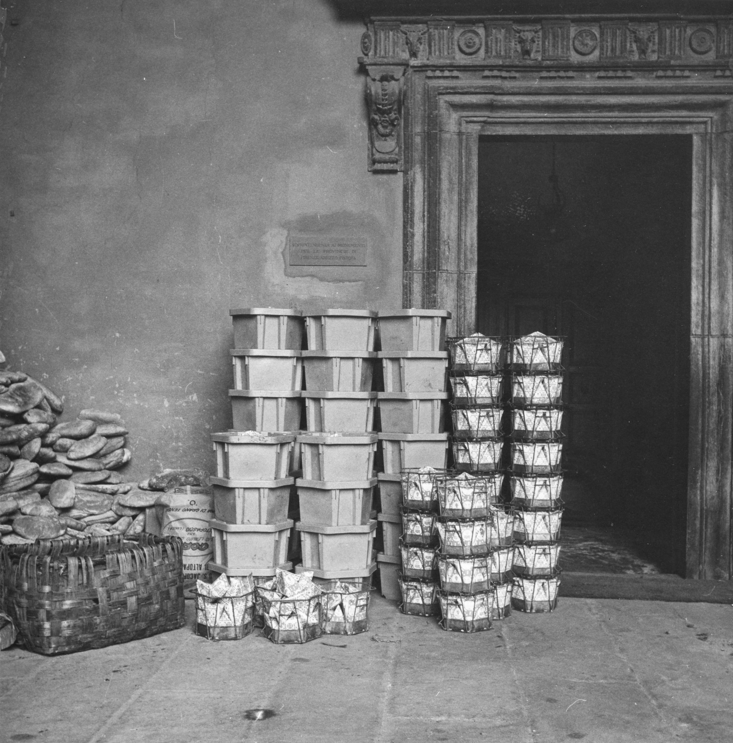 Fotografo non identificato, Firenze - Palazzo Pitti, cortile, 1966, gelatina ai sali d'argento, 6x6cm, N004480