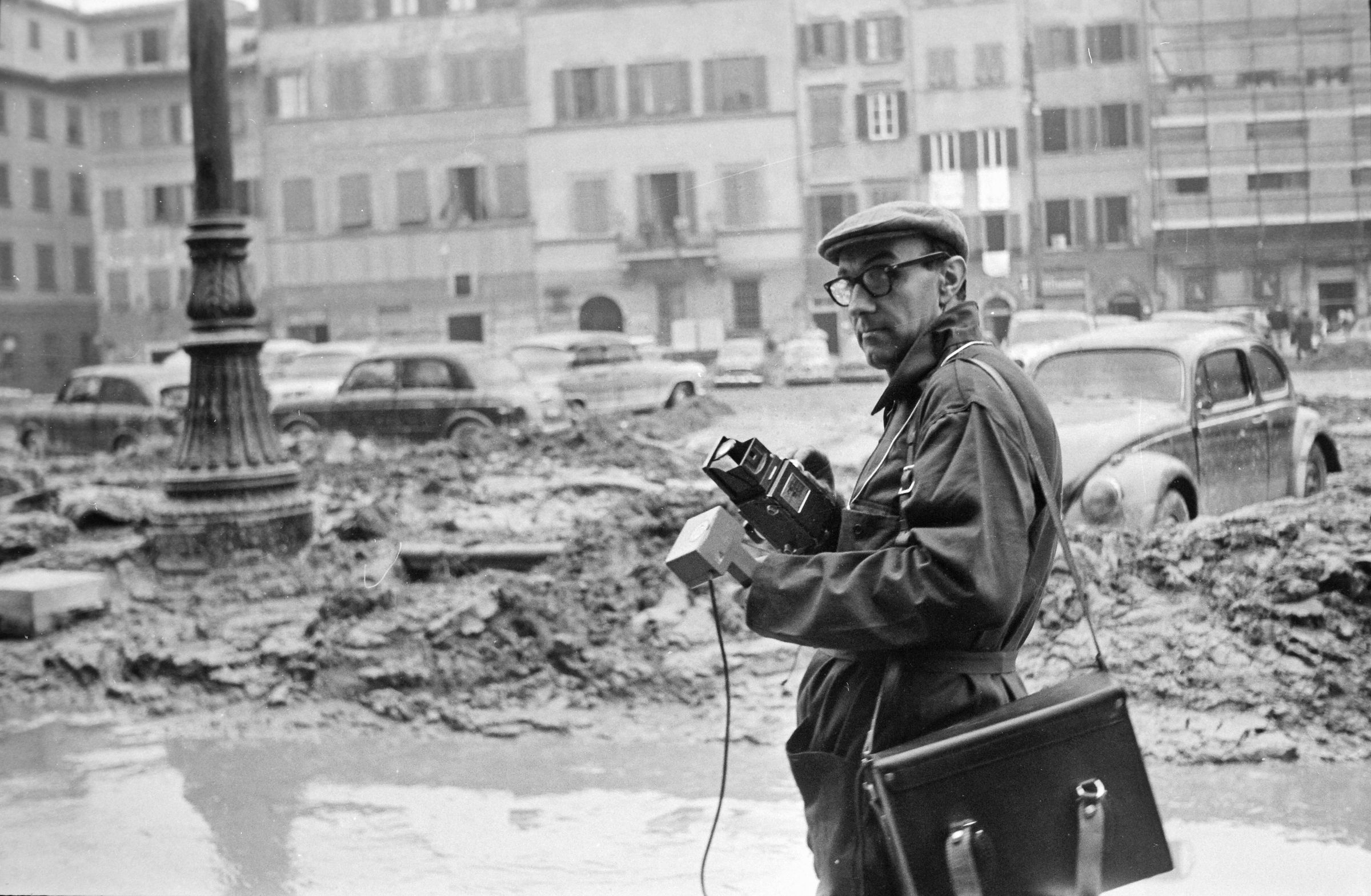 Fotografo non identificato, Firenze - Operatore del GFN in Piazza S. Croce, 1966, gelatina ai sali d'argento/pellicola, 35mm, R001784