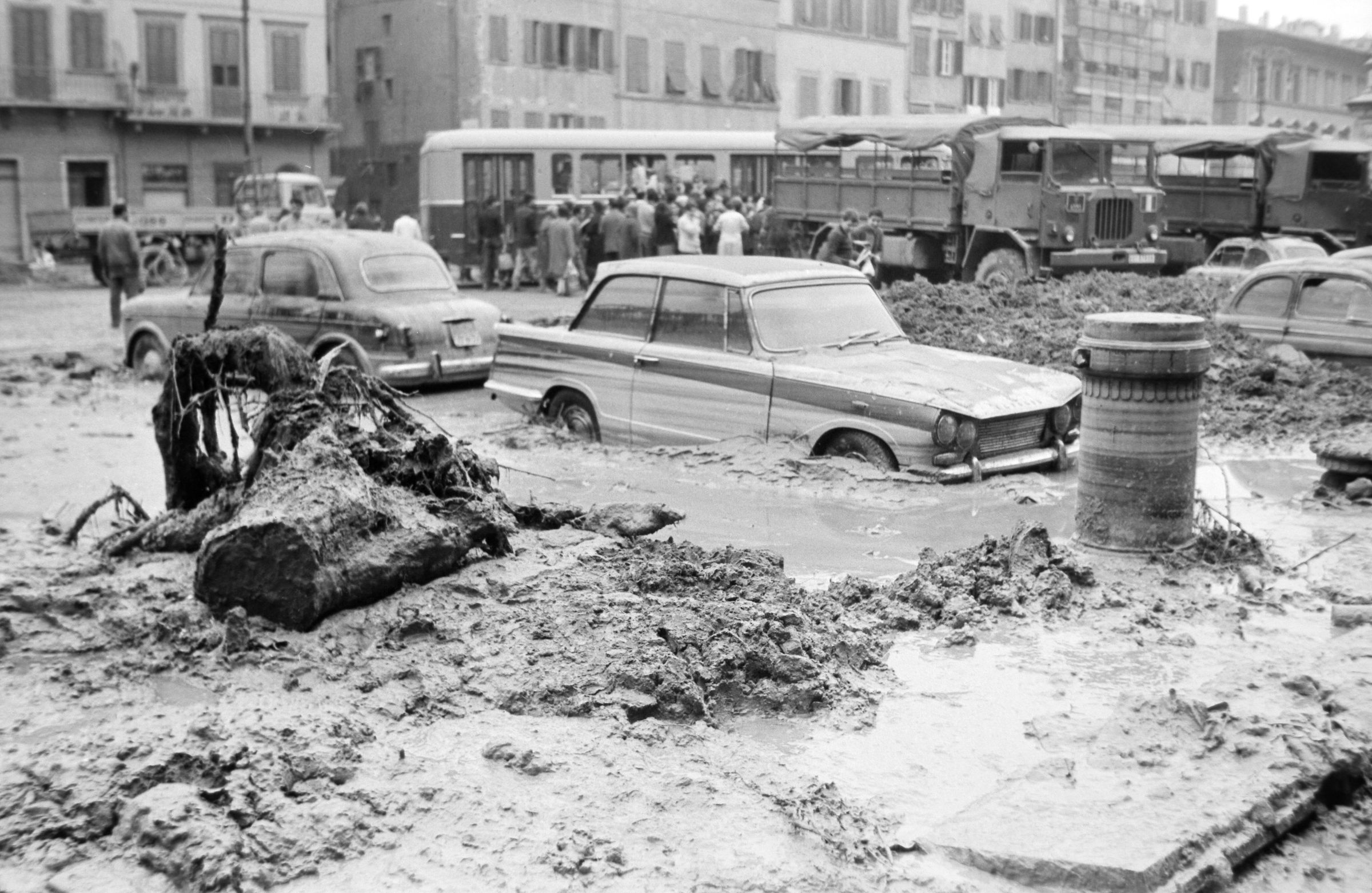 Fotografo non identificato, Firenze - Piazza S. Croce, automobili sommerse dal fango, 1966, gelatina ai sali d'argento/pellicola, 35mm, R001790