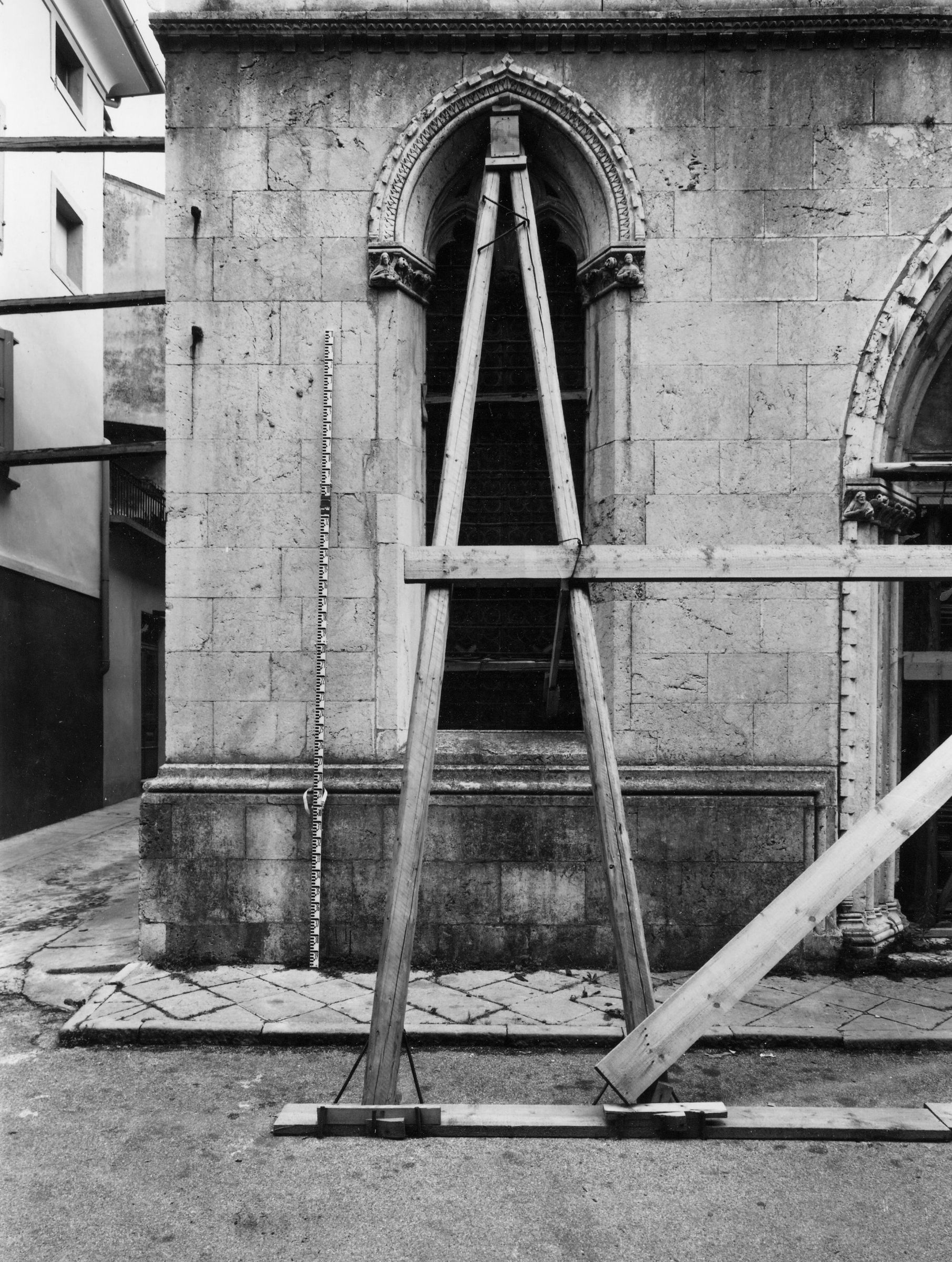 Fotografo non identificato, San Daniele del Friuli - Terremoto, Chiesa di S. Antonio, facciata, vista di dettaglio, esterno, 1976, gelatina ai sali d'argento/pellicola (acetati), 6x6cm, F040134