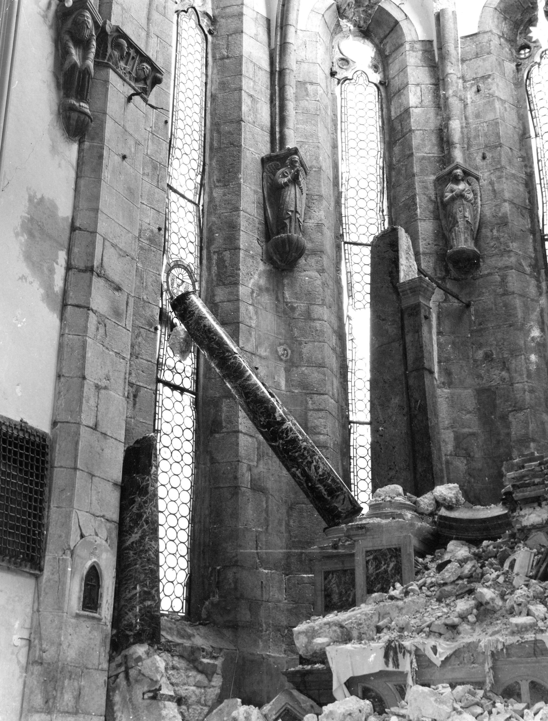 Fotografo non identificato, Venzone - Terremoto, Duomo di S. Andrea Apostolo, abside, vista di dettaglio, interno, 1976, gelatina ai sali d'argento/pellicola (acetati), 6x6cm, N029846