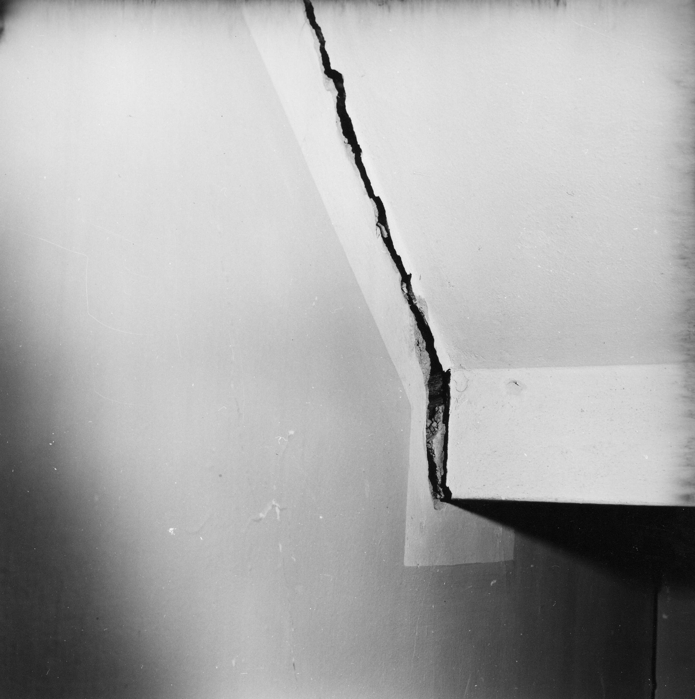 Fotografo non identificato, San Daniele del Friuli - Terremoto, contesto edilizio danneggiato, scala, vista di dettaglio, interno, 1976, gelatina ai sali d'argento/pellicola (acetati), 6x6cm, N030234