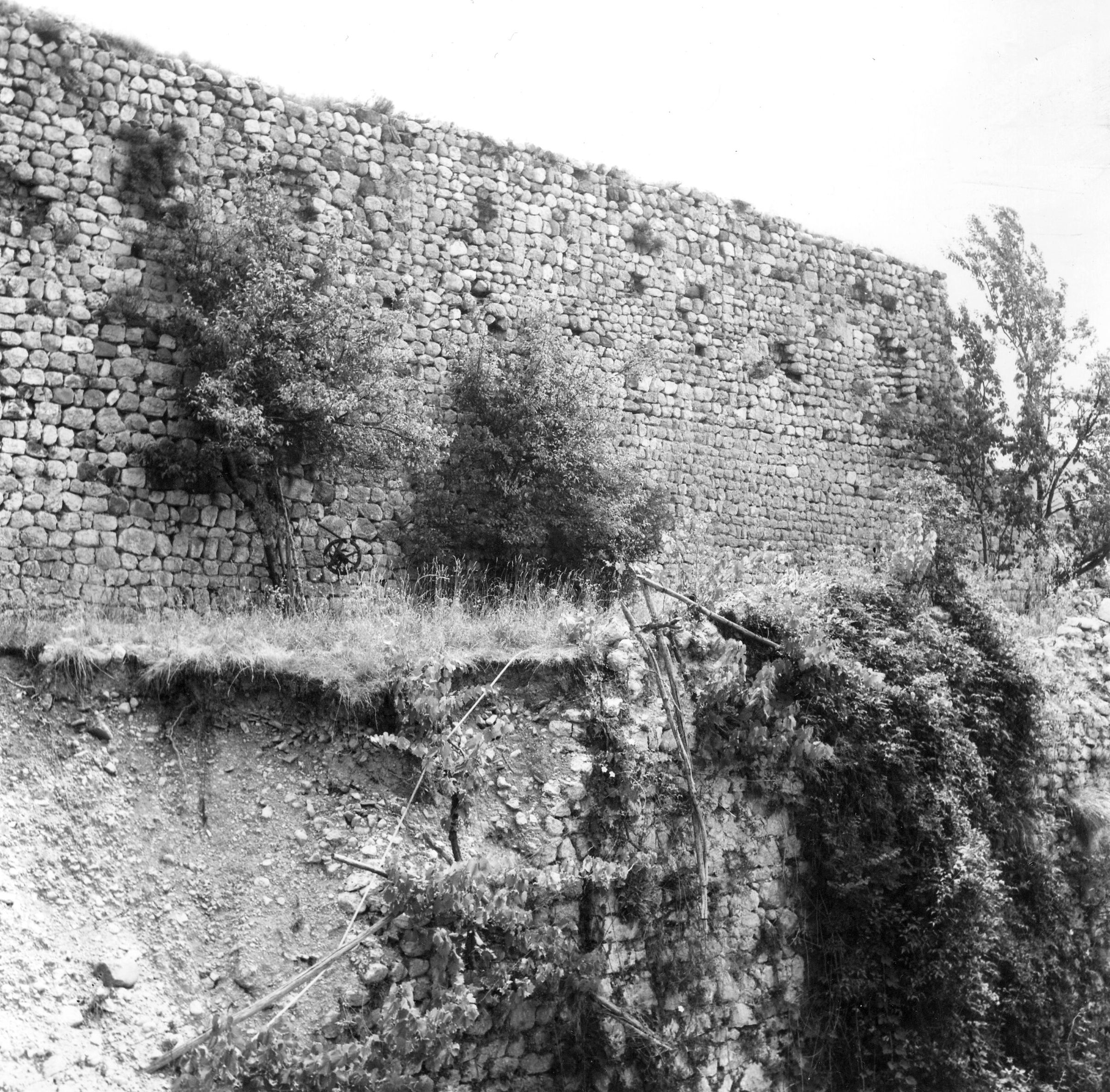 Fotografo non identificato, Venzone - Terremoto, cinta muraria, vista di dettaglio, esterno, 1976, gelatina ai sali d'argento/pellicola (acetati), 6x6cm, N032515