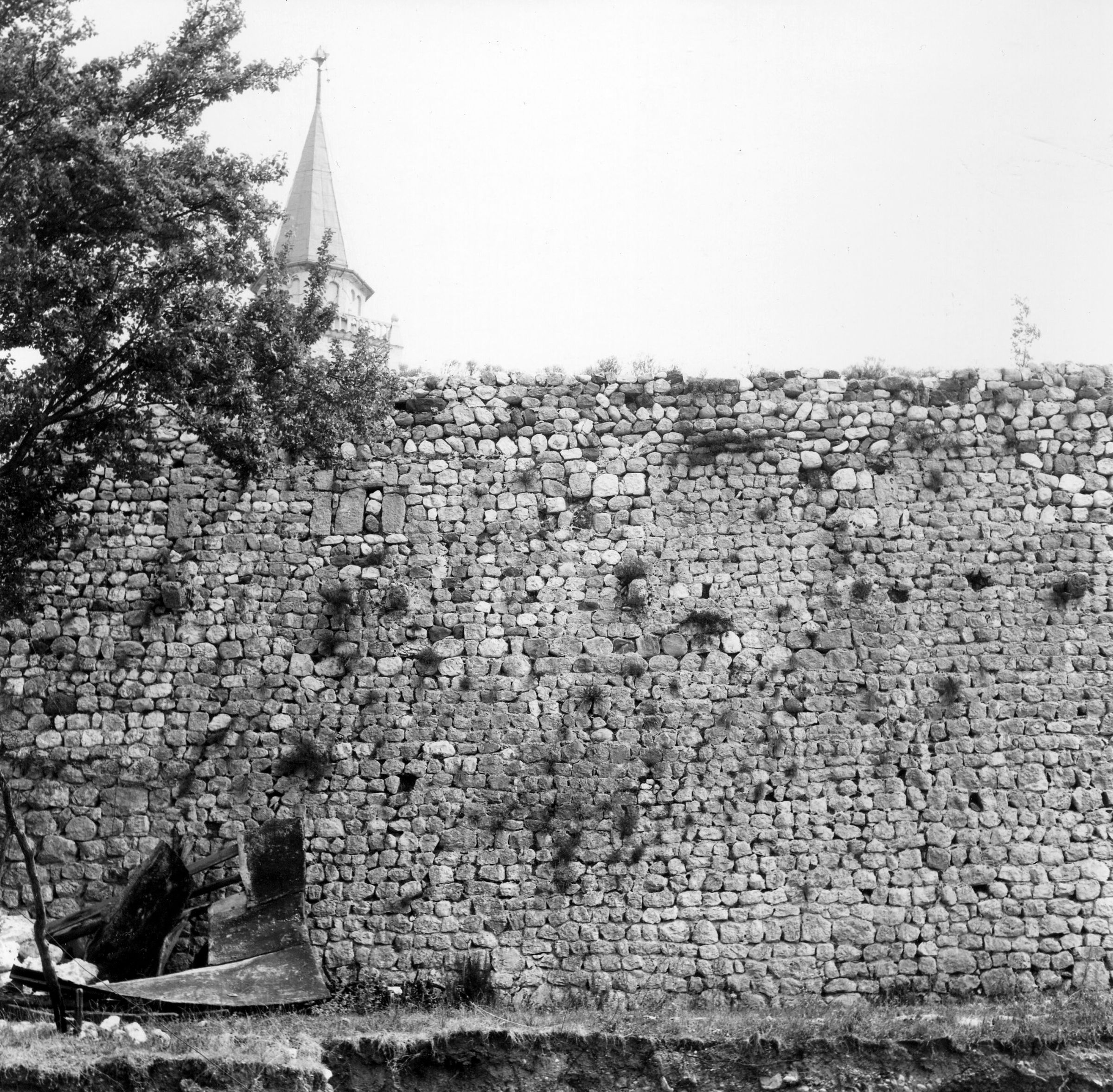 Fotografo non identificato, Venzone - Terremoto, cinta muraria, vista di dettaglio, esterno, 1976, gelatina ai sali d'argento/pellicola (acetati), 6x6cm, N032516