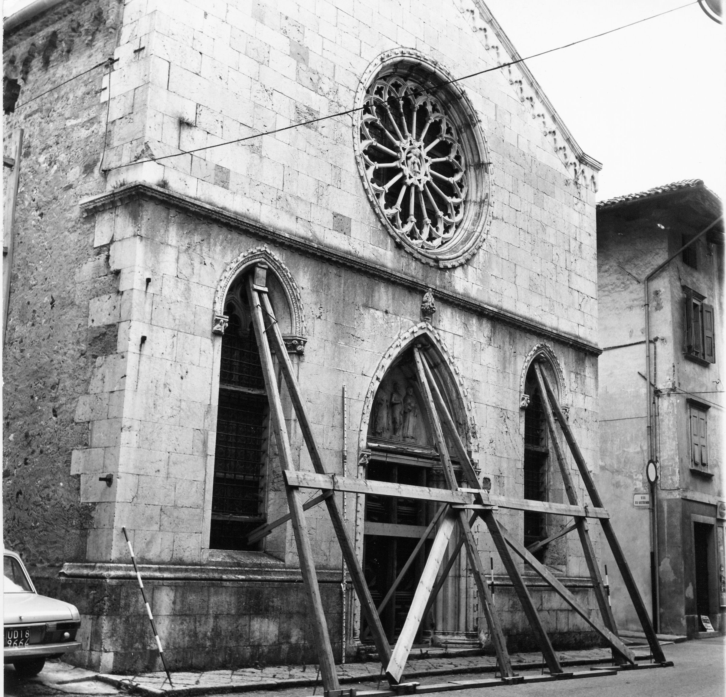 Fotografo non identificato, San Daniele del Friuli - Terremoto, Chiesa di S. Antonio, facciata, vista generale, esterno, 1976, gelatina ai sali d'argento/pellicola (acetati), 6x6cm, N032602
