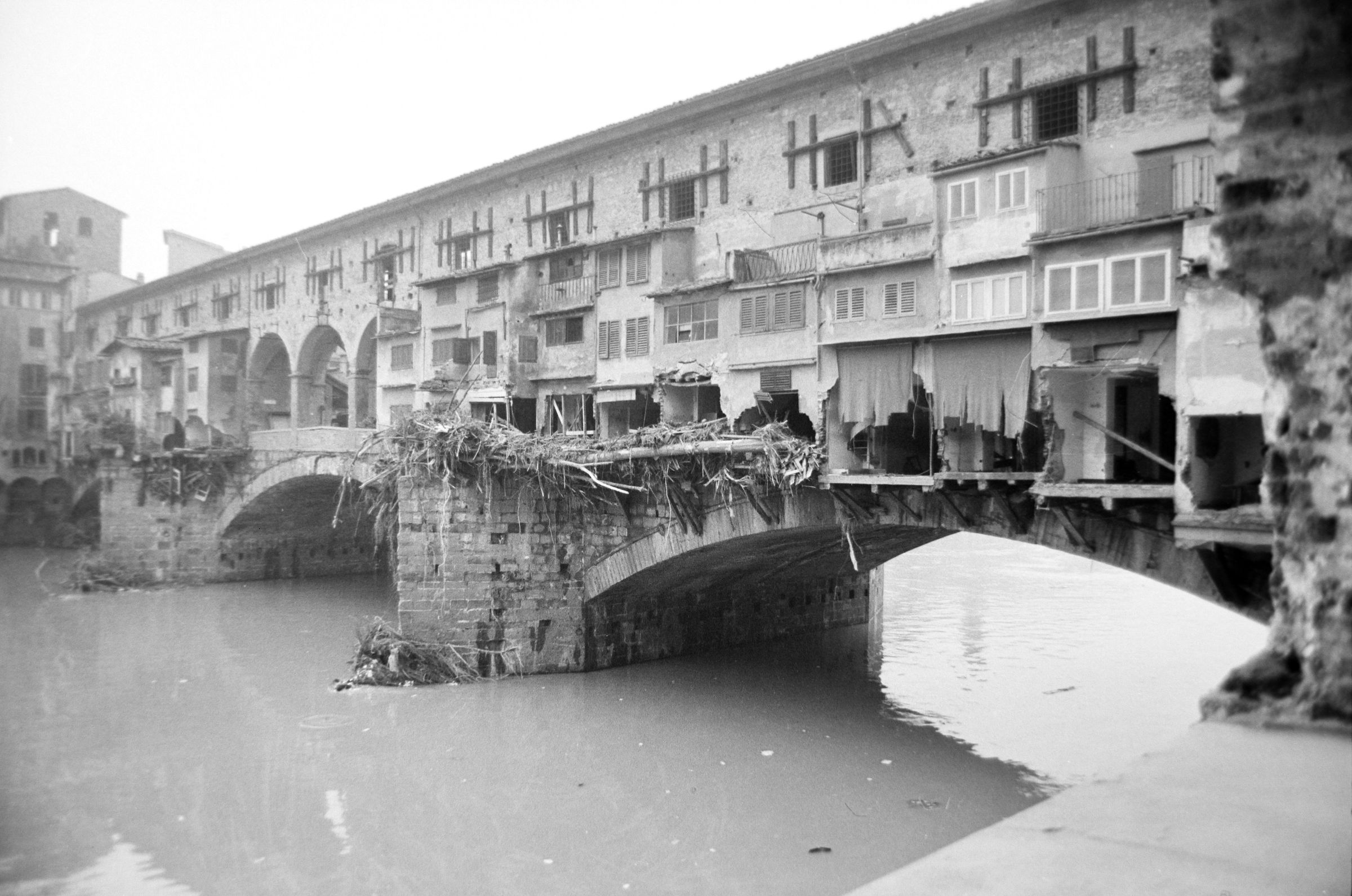 Fotografo non identificato, Firenze - Ponte Vecchio visto da Lungarno degli Archibusieri,1966, gelatina ai sali d'argento/pellicola, 35mm, R001819