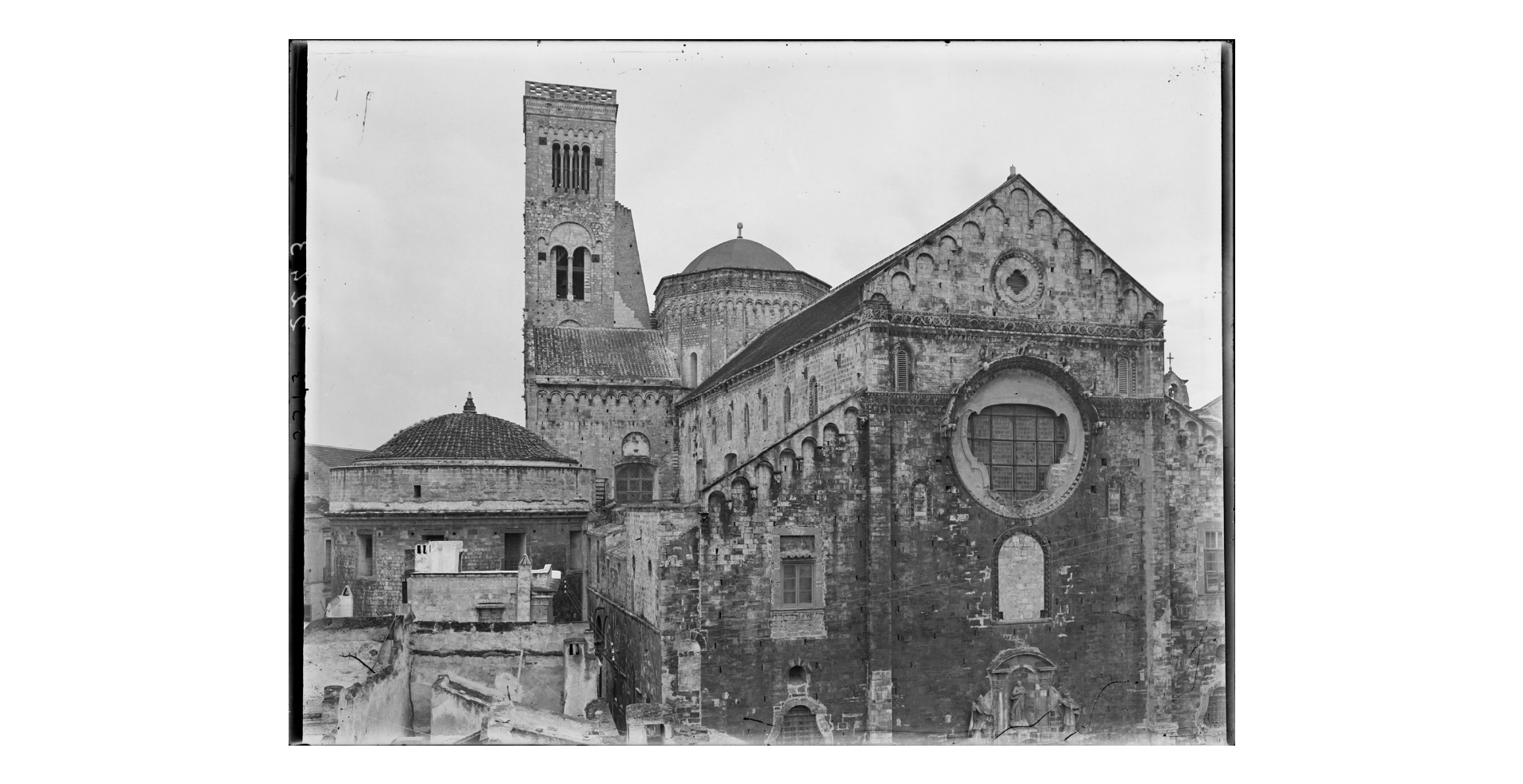 Fotografo non identificato, Bari -  Cattedrale di San Sabino, veduta d'insieme del campanile e della parte superiore della facciata, 1931 ante, E002243