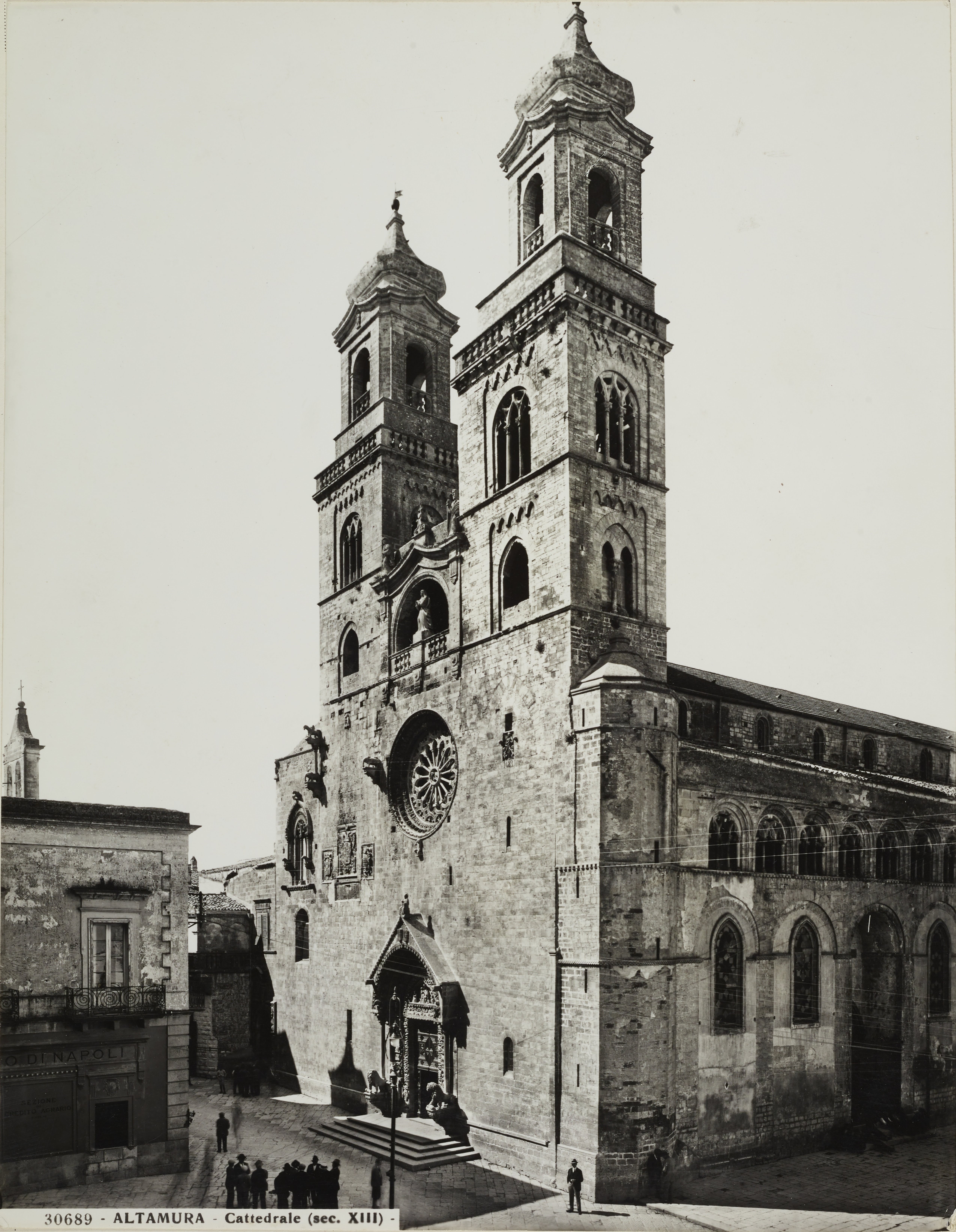 Domenico Anderson, Altamura - cattedrale di S. Maria Assunta, facciata principale in pietra calcarea, 1951-2000, gelatina ai sali d'argento/carta, MPI130823