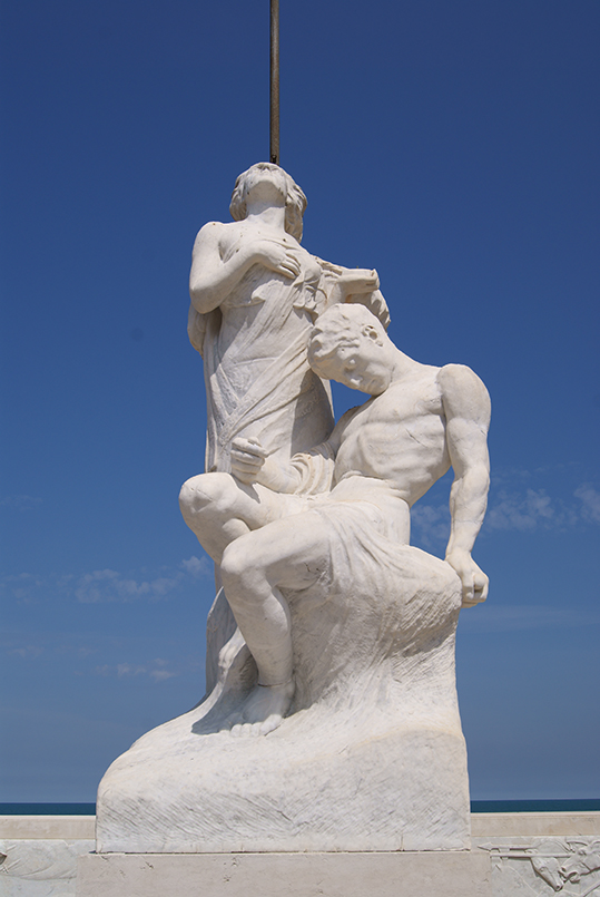 Antonella Savino, Allegoria del sacrificio del soldato per la Patria (monumento ai caduti - a cippo) di Bassi Antonio (prima metà XX), 2013, fotografia digitale, SBSAE BA 349349/D
