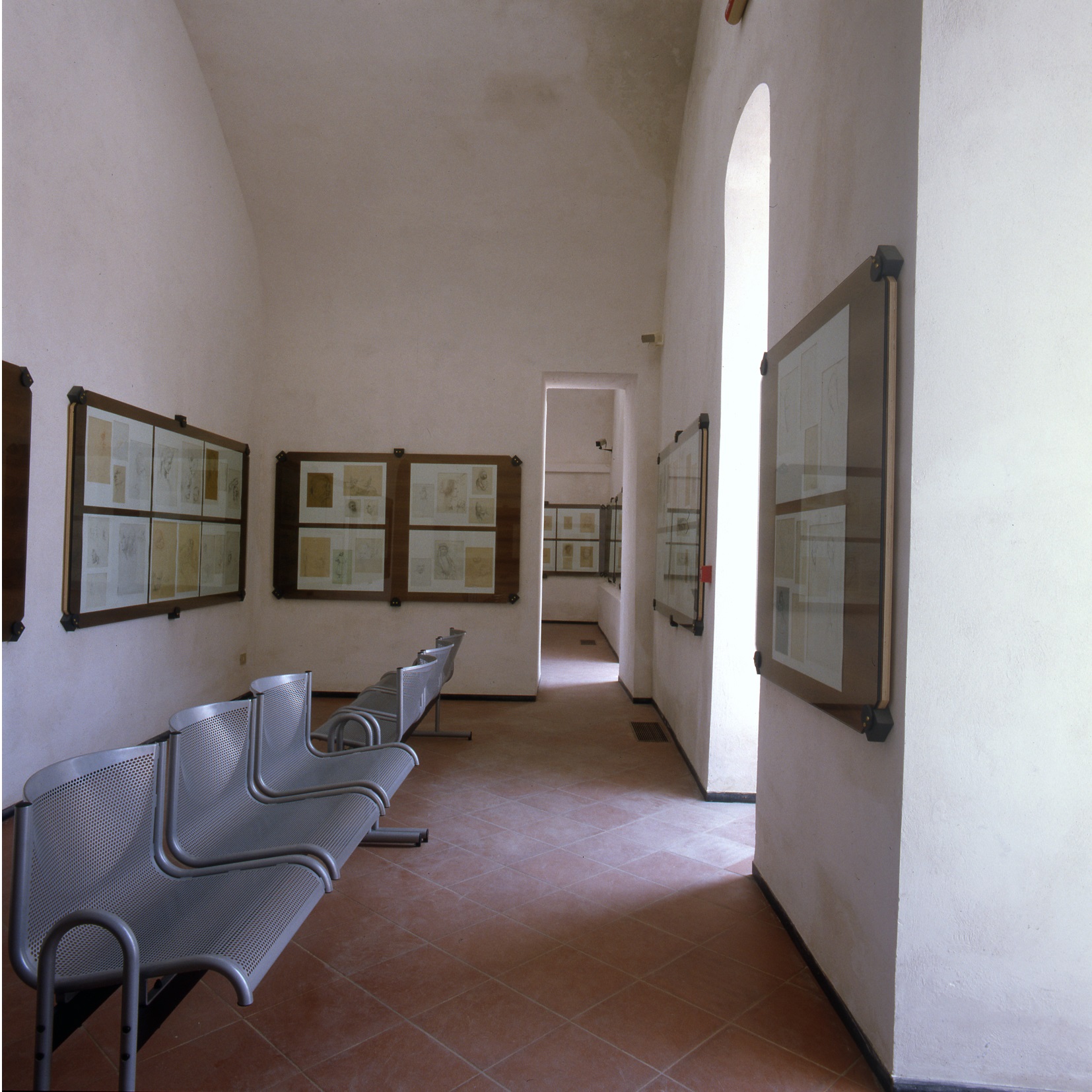 Pino Piccardo, Prima sede del Museo Renata Cuneo: una delle salette dei disegni nel baluardo di San Bernardo, fortezza del Priamàr, Savona, 1990, fotografia digitale ricavata da stampa da negativo.