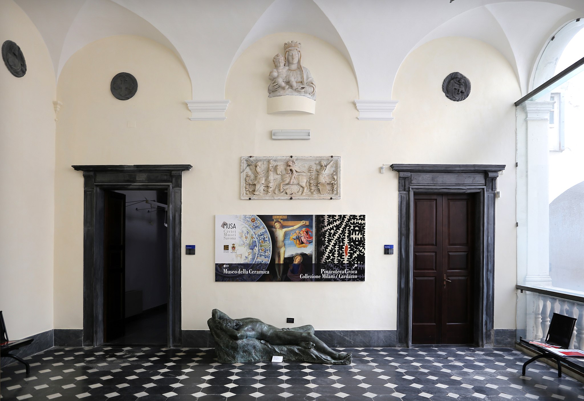Sailko, Androne del Museo d’arte di Palazzo Gavotti, con “Adone che dorme” di Renata Cuneo (bronzo, 1931) Savona, 2018, fotografia digitale.