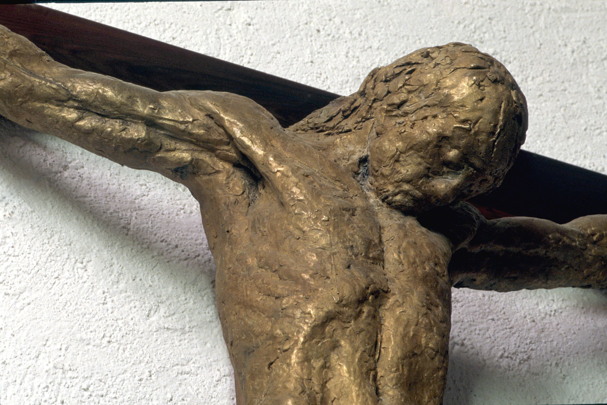 Pasquale Gabbaria Mistrangelo, Dettaglio del Crocifisso (bronzo, 1988), Chiesa di Santa Maria Giuseppa Rossello, 1988, fotografia digitale ricavata da stampa da negativo.