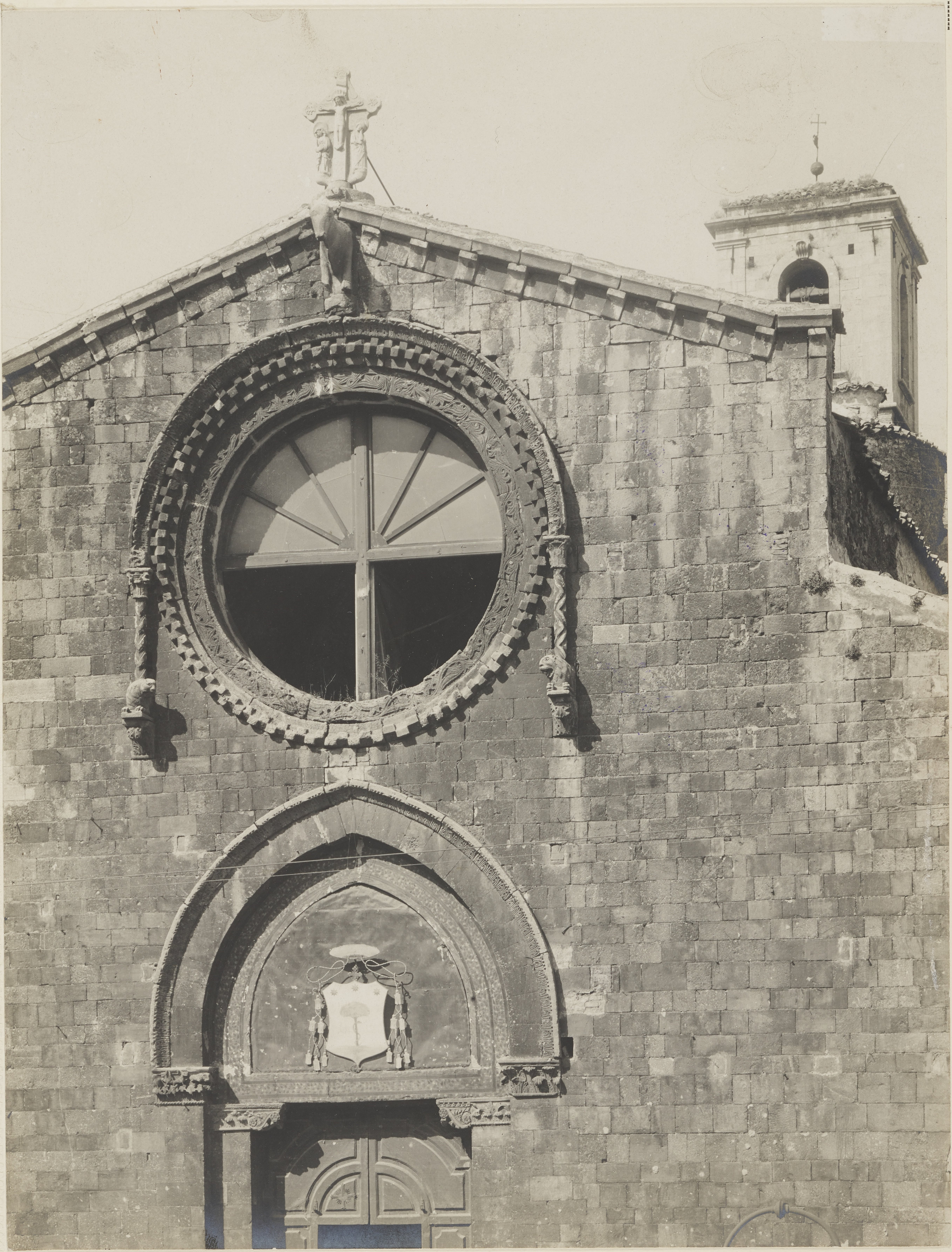Fotografo non identificato, Bovino - Chiesa di S. Maria assunta, facciata - particolare, 1891-1910, gelatina ai sali d'argento, MPI141088