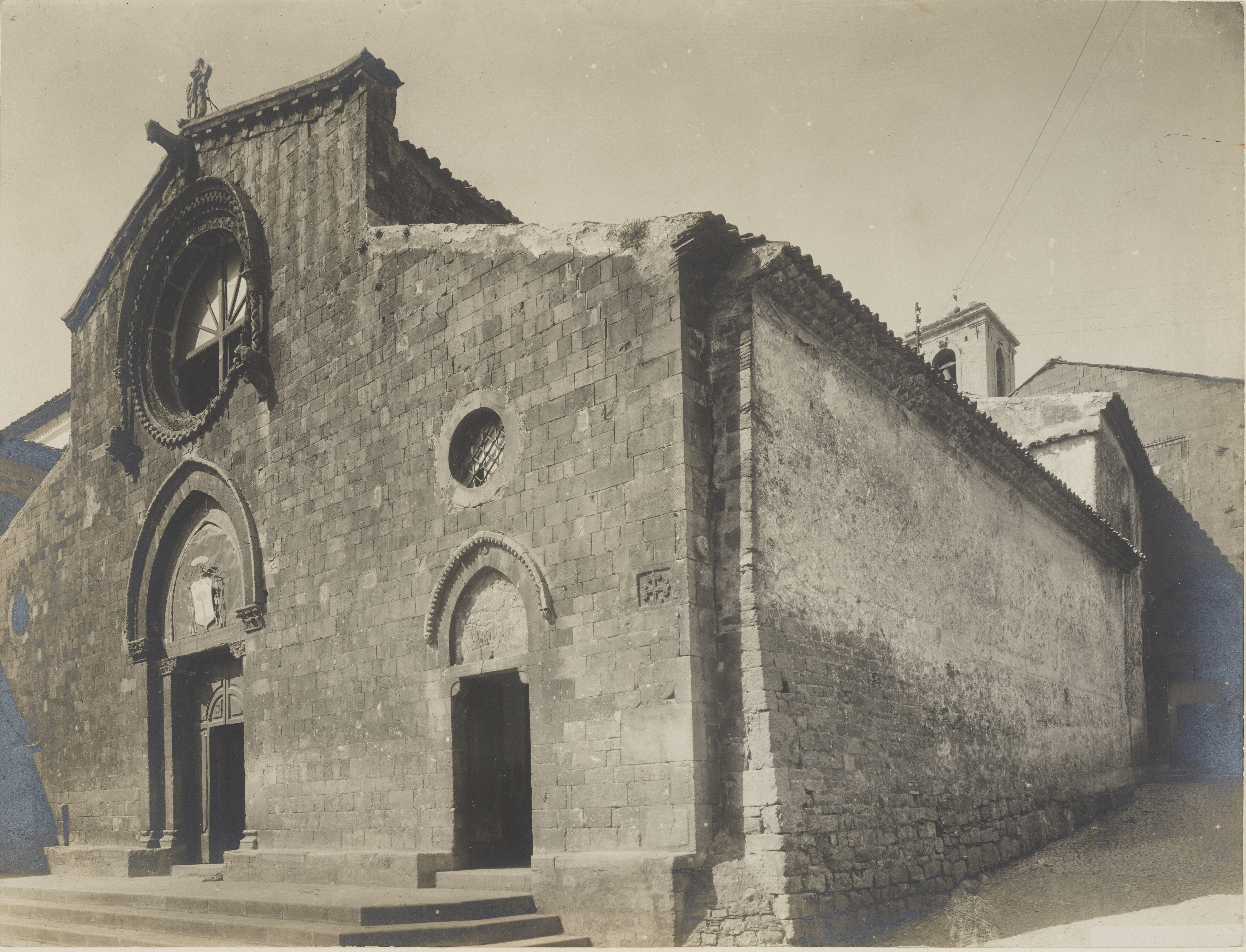 Fotografo non identificato, Bovino - Chiesa di S. Maria assunta, facciata e fianco lato destro, 1891-1910, gelatina ai sali d'argento, MPI141087