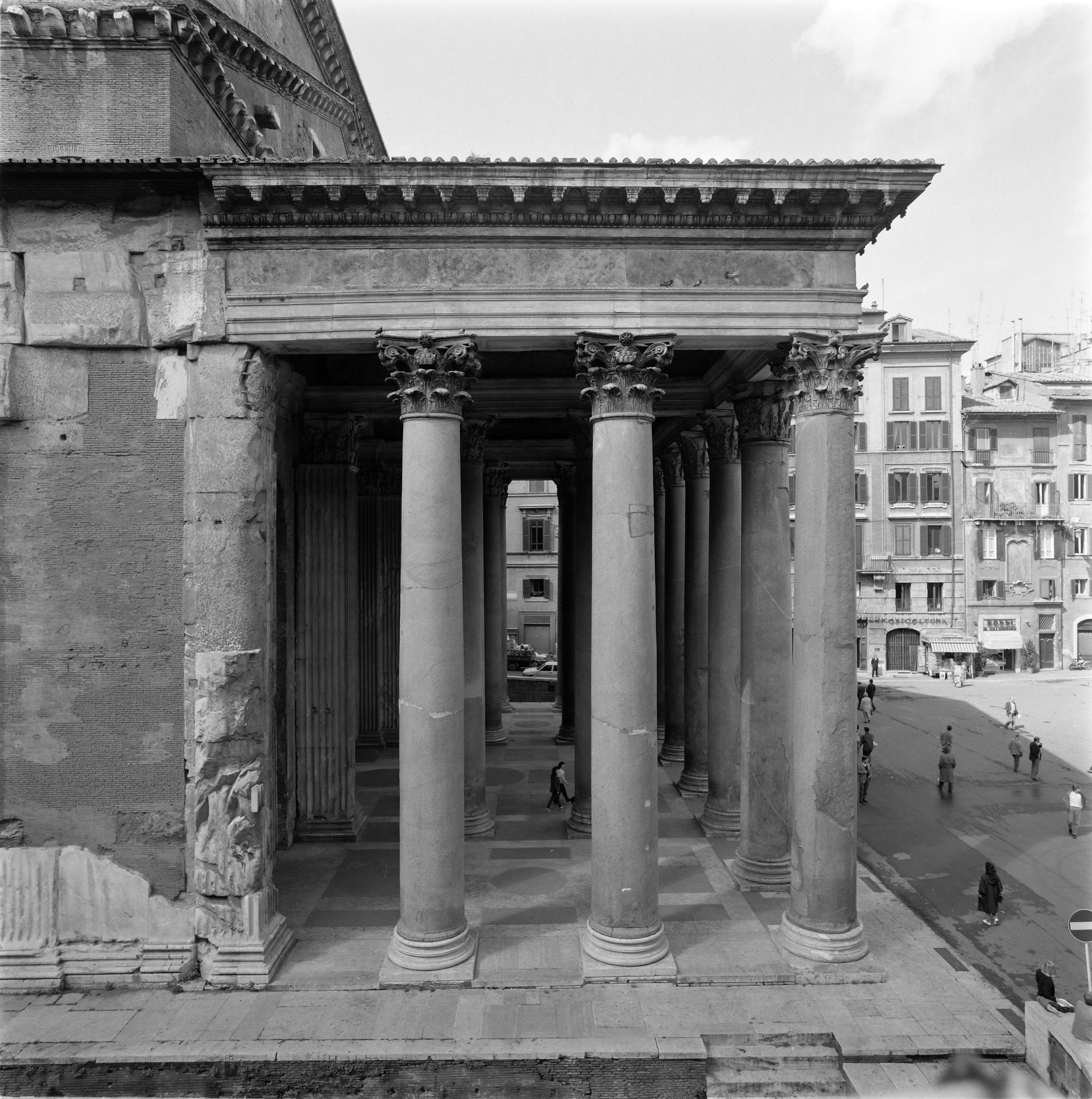 Fotografo non identificato, Pantheon,1951-2000, gelatina ai sali d'argento, 6x6 cm, N078022