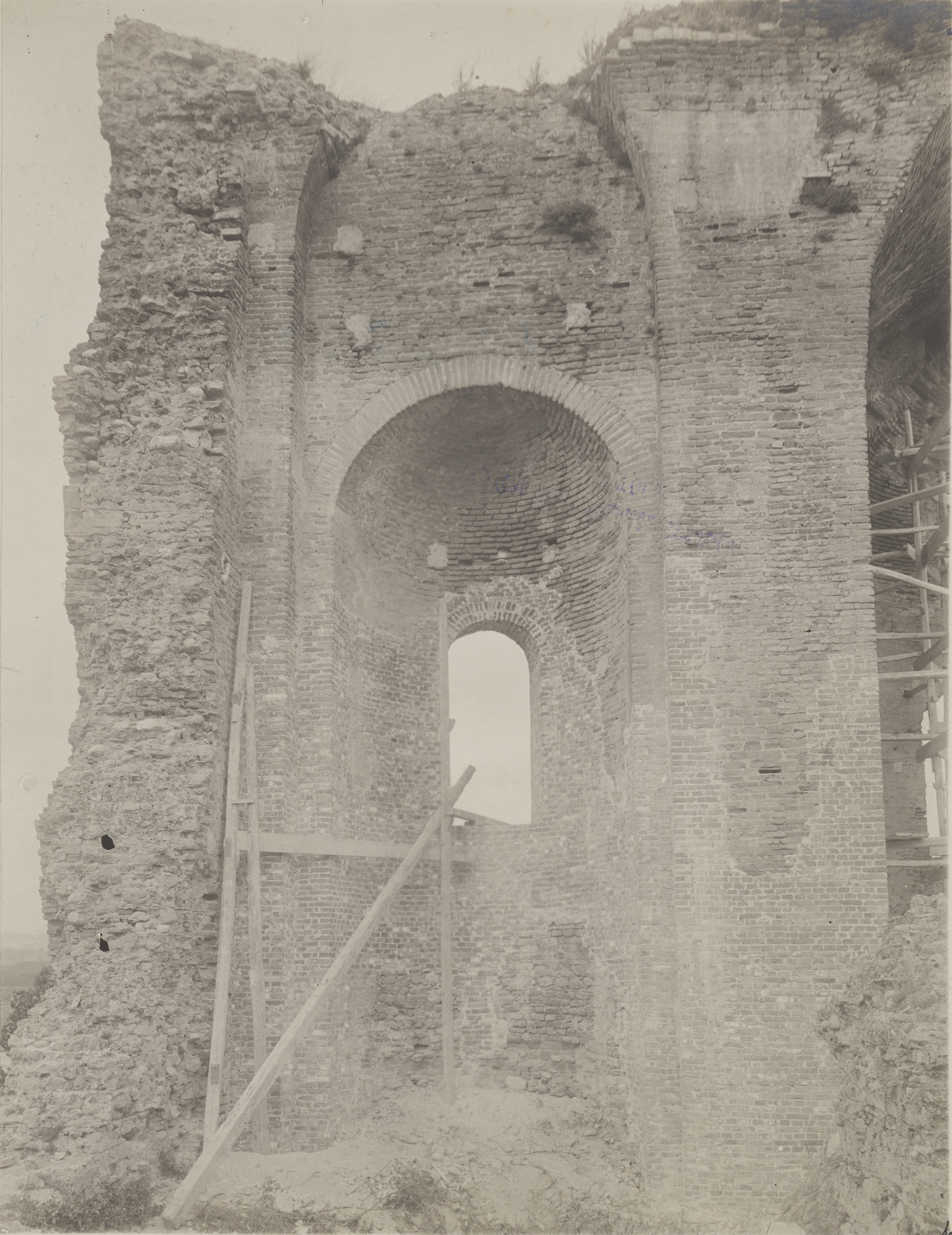 Abatini, G., Borgia - Chiesa di S. Maria della Roccella, abside dopo i lavori di consolidamento, 1915 – 1917 ca., gelatina ai sali d'argento, MPI323515
