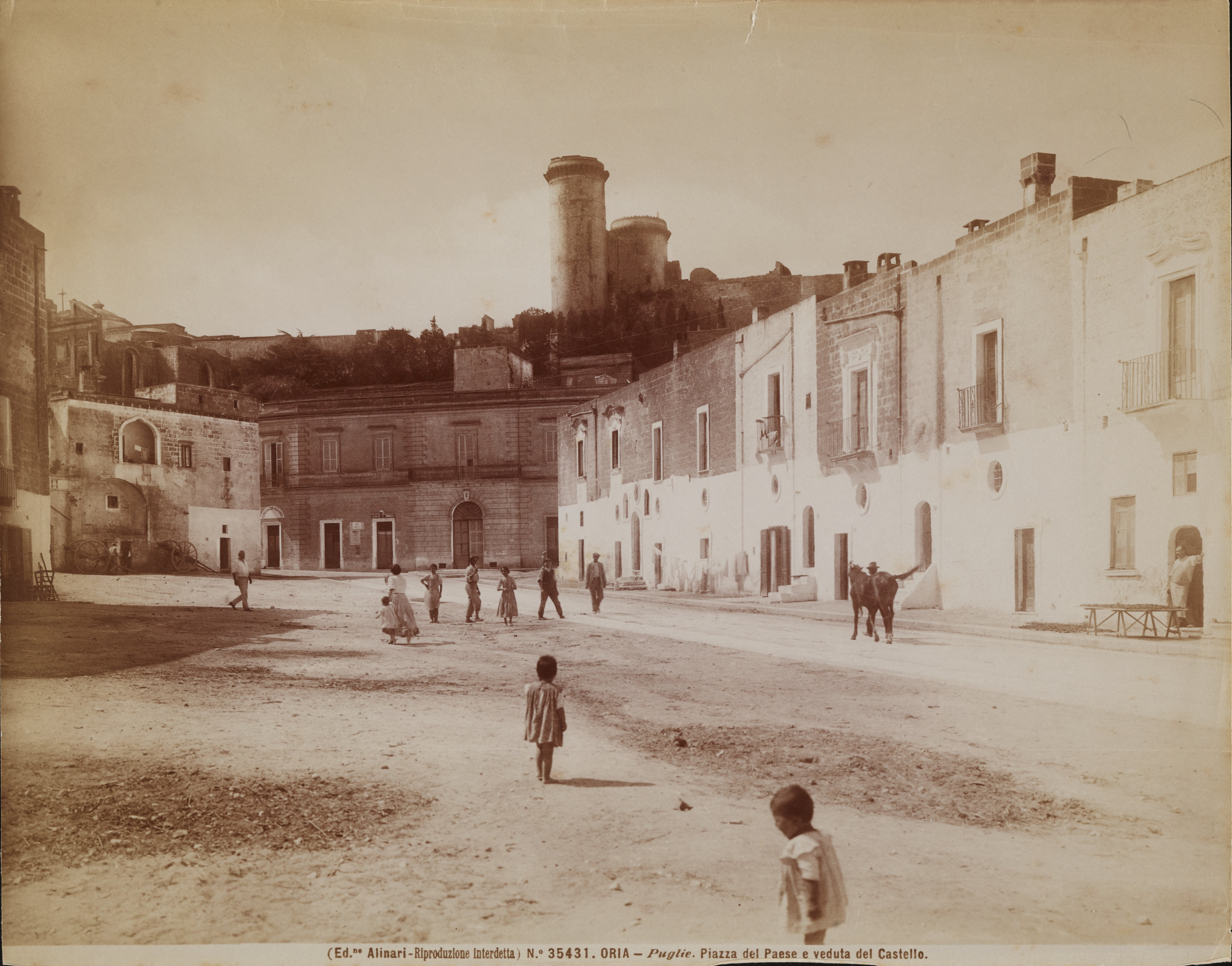 Autore non identificato, Oria - piazza del paese e veduta del Castello, 1876-1900, albumina, MPI6067397