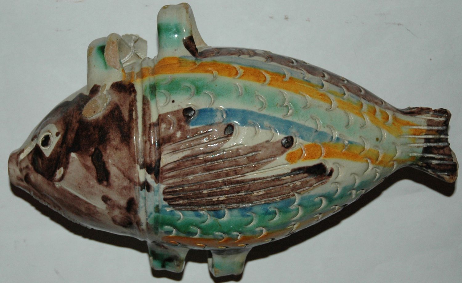 Scaldino a forma di pesce, ceramica smaltata, II metà XIX secolo, Caltagirone, 2020, fotografia digitale