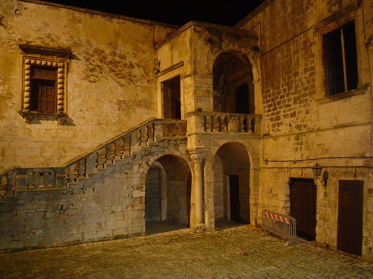 Poolo, Atrio Castello Ducale Ceglie Messapica, 2006, fotografia digitale
