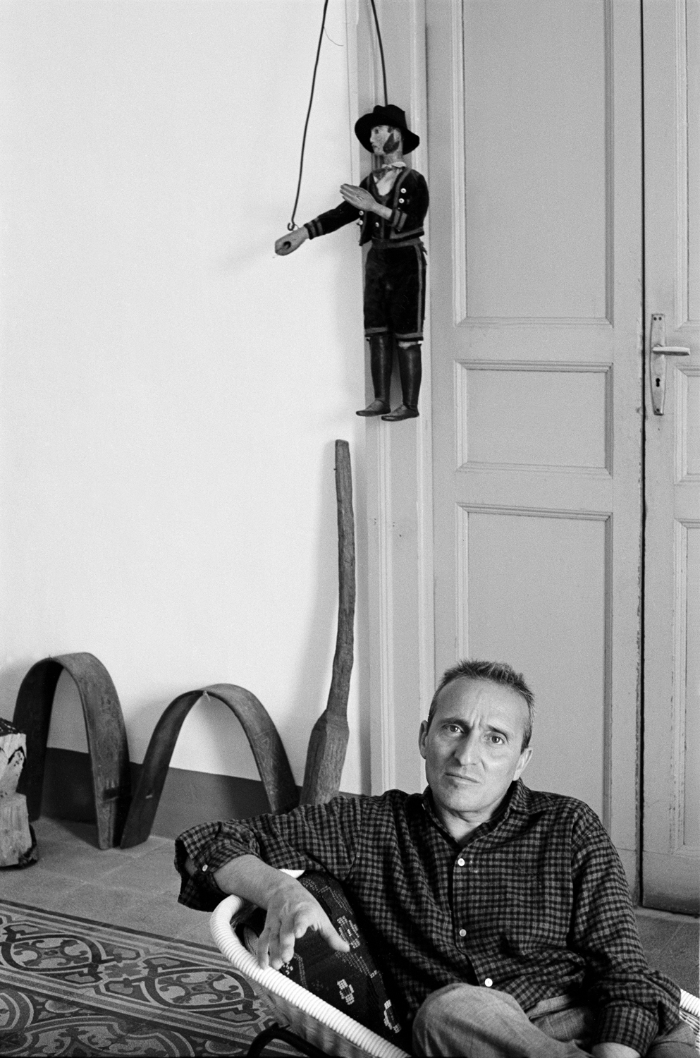 Ferdinando Scianna, Antonino Uccello nella sua abitazione, 1970, riproduzione digitale da analogico