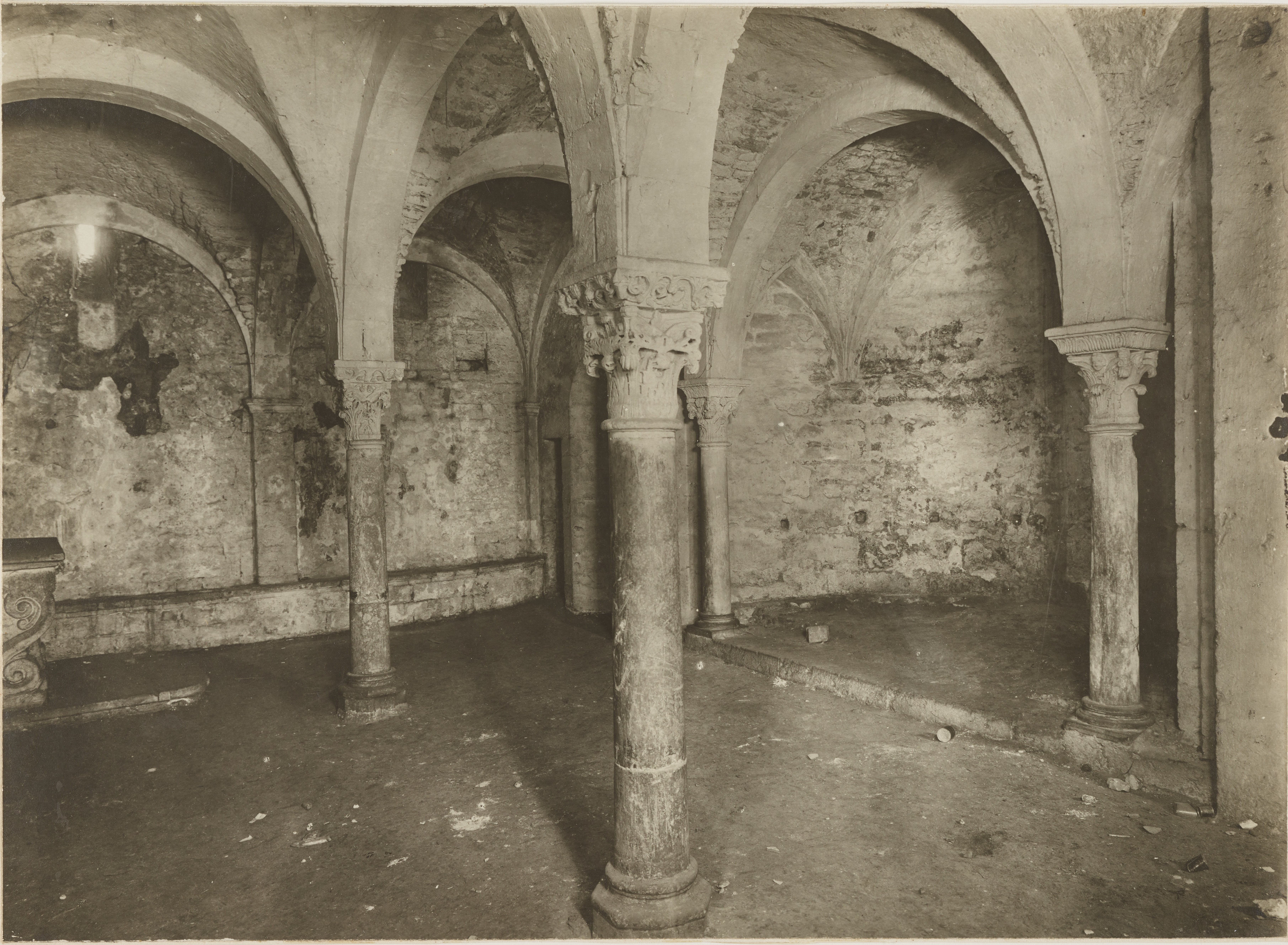 Fotografo non identificato, Brindisi - Chiesa di S. Lucia, cripta, cripta basiliana - scorcio dell'interno, 1901-1925, gelatina ai sali d'argento, MPI141588