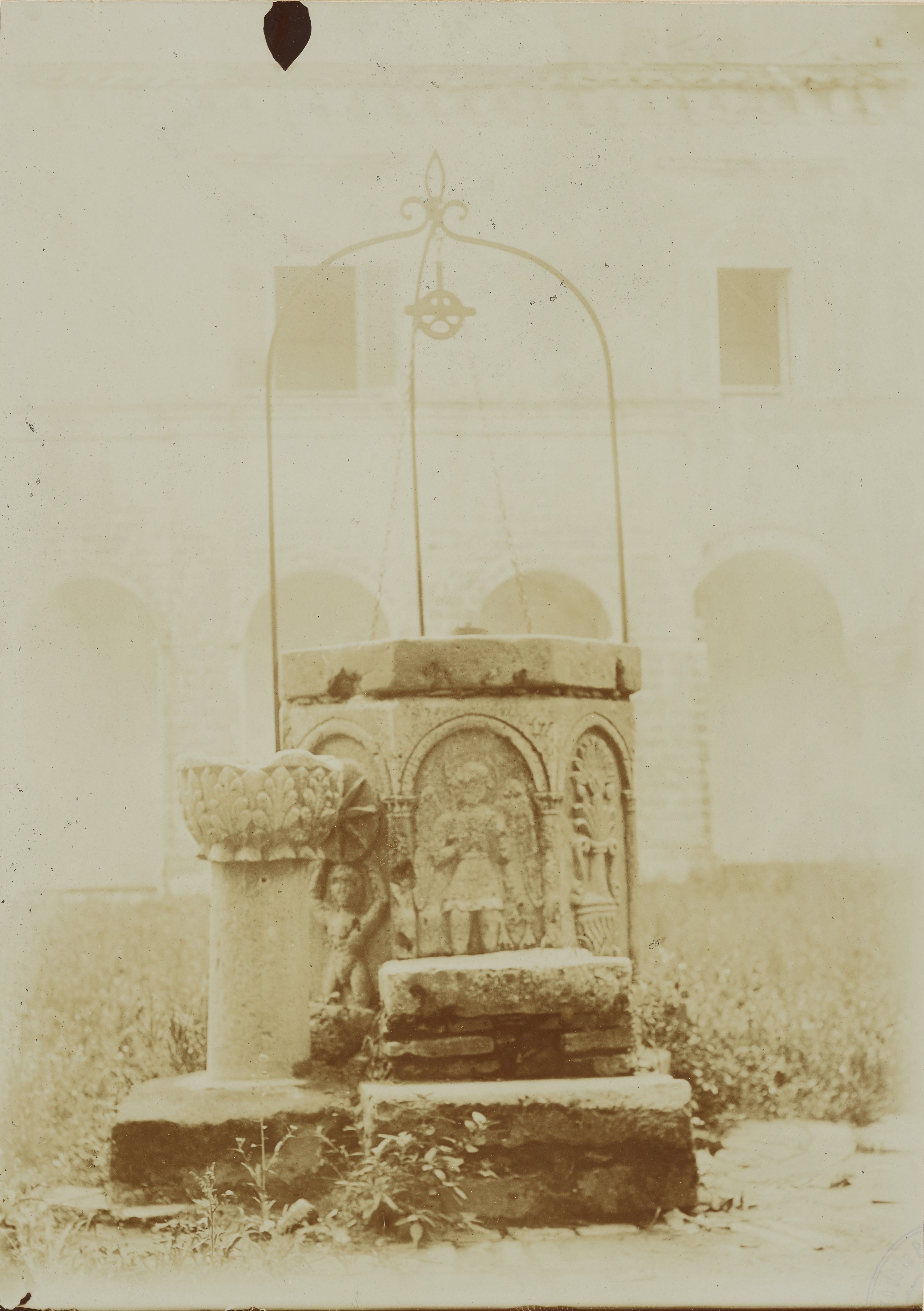 Fotografo non identificato, Montescaglioso - Abbazia benedettina di S. Michele Arcangelo, secondo cortile, pozzo, 1891-1910, aristotipo, MPI6079603