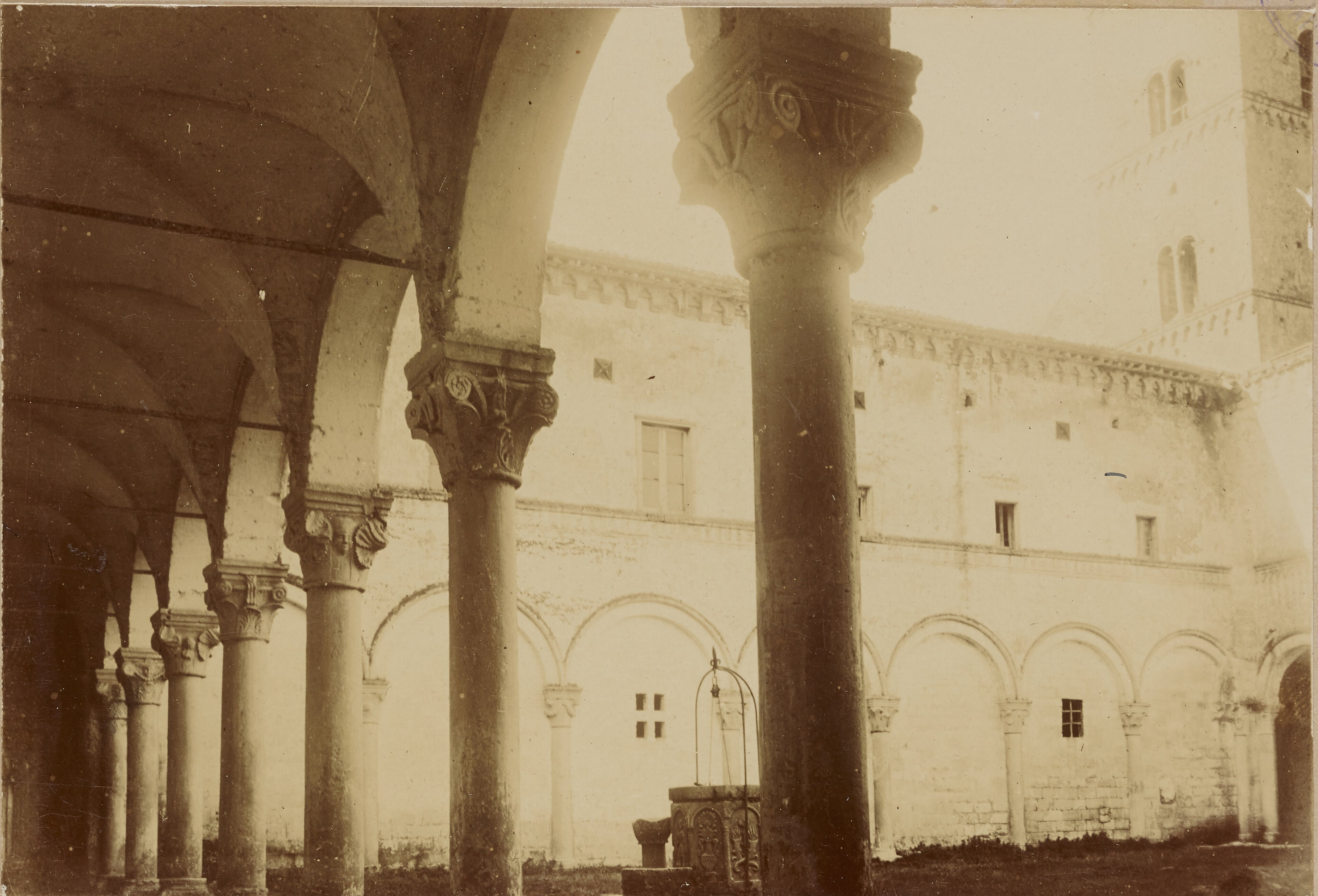 Denegri & C., Montescaglioso - Abbazia benedettina di S. Michele Arcangelo, secondo cortile, 1891-1910, aristotipo, MPI311484