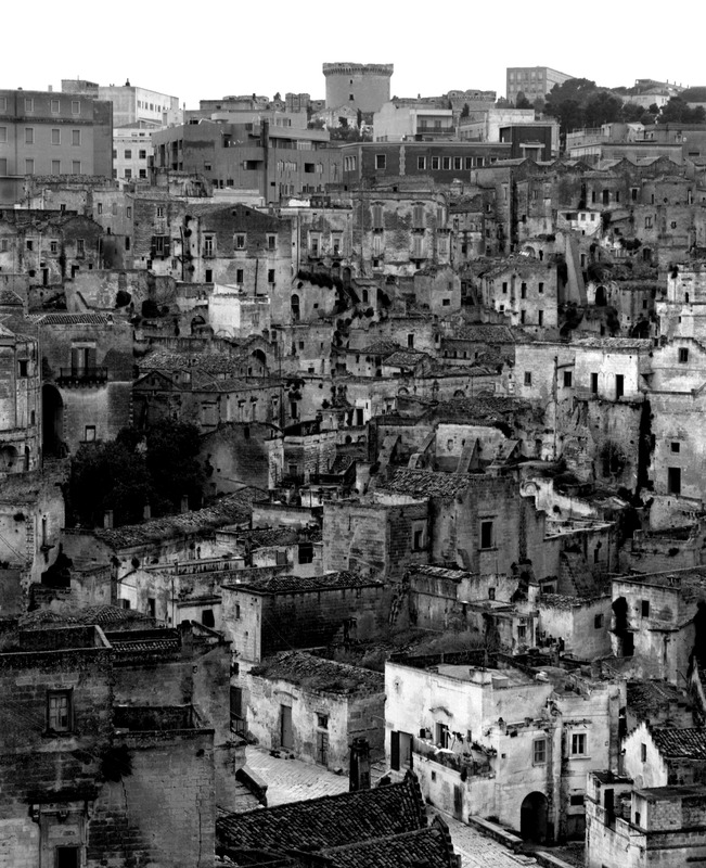 Fotografo non identificato, Matera - Scorcio di abitazioni in via Fiorentini, in alto il Castello Tramontano, 1951-2000, gelatina ai sali d'argento/ pellicola, 6x7, M011207