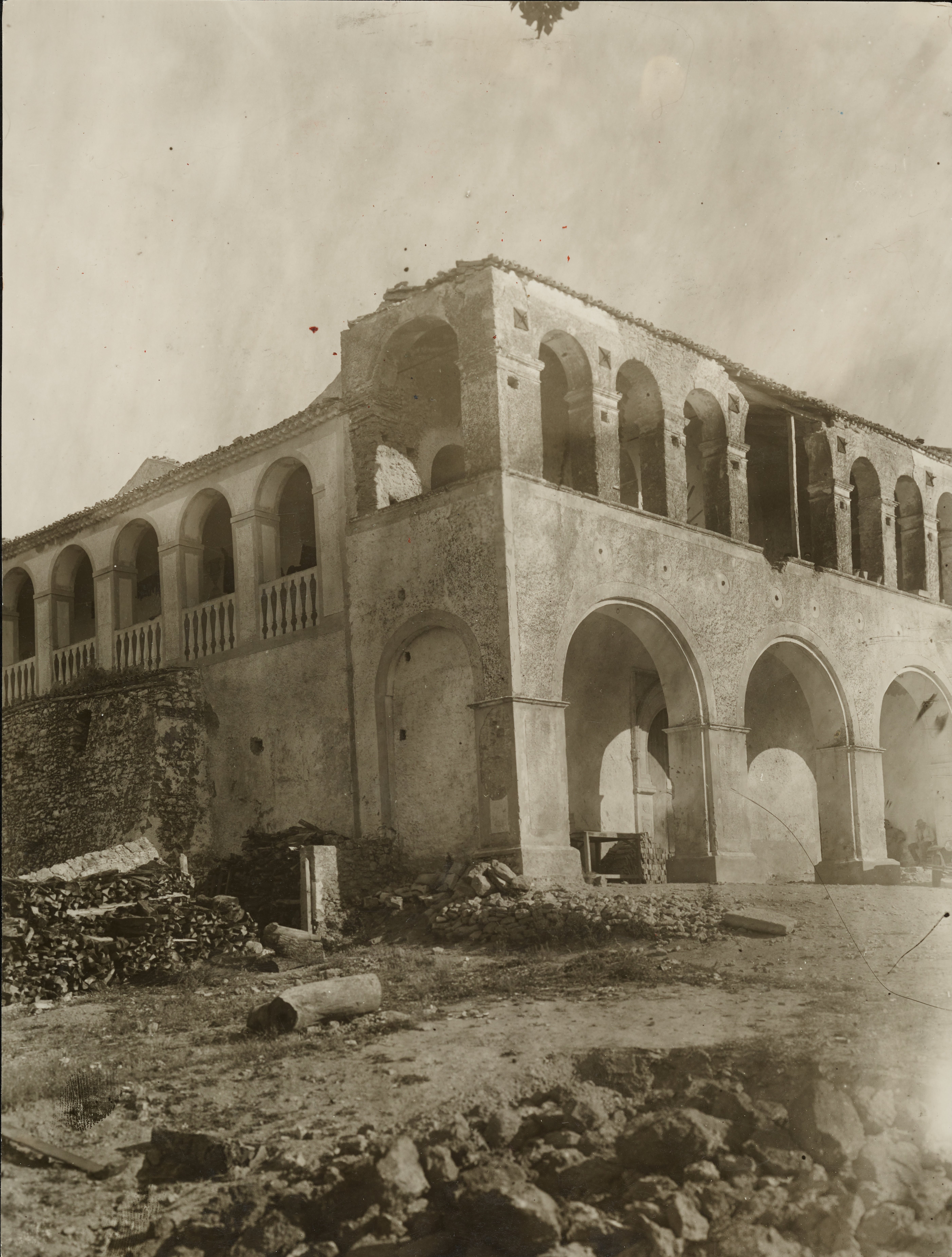 Fotografo non identificato, Tricarico - Convento di S. Antonio da Padova, danneggiato dal terremoto, MPI6121388