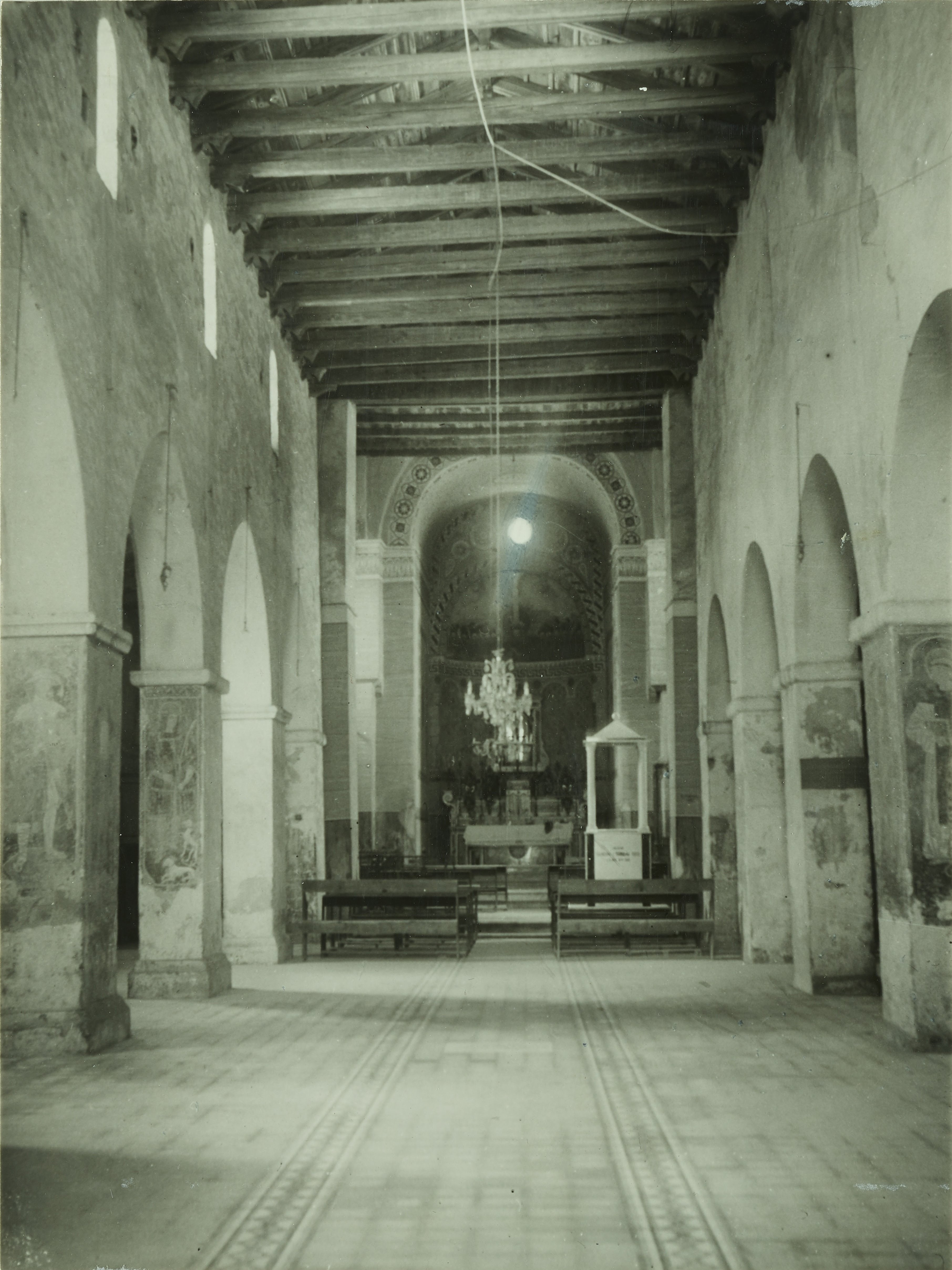 Fotografo non identificato, Tursi, Anglona - Santuario di S. Maria Regina di Anglona, navata centrale e abside, MPI311527