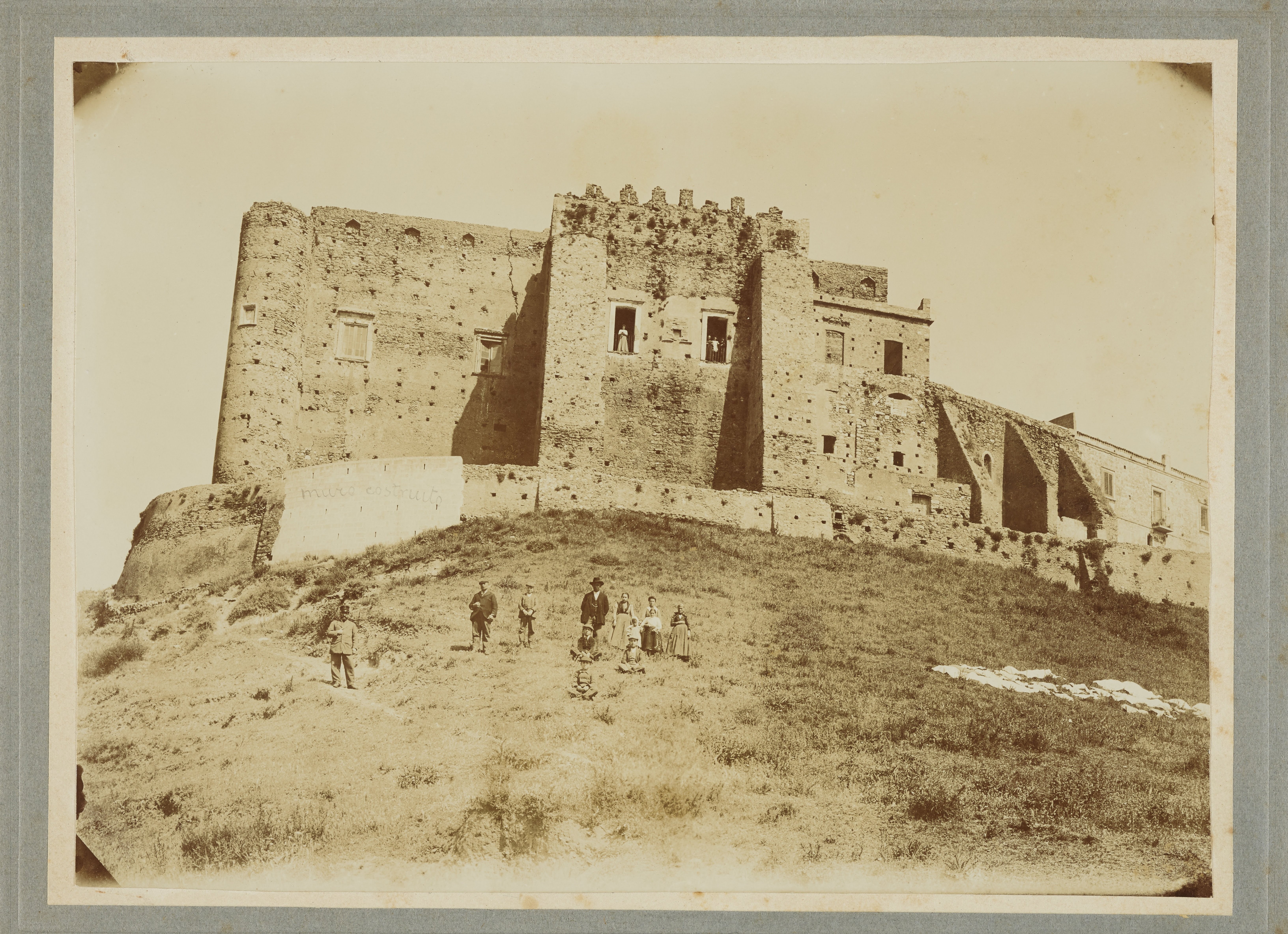 Pilati, A. - Taranto / Fotografia operaia. Giovanni Scelzi - Pomarico, Miglionico - Castello, 1901-1925, gelatina ai sali d'argento, MPI311408