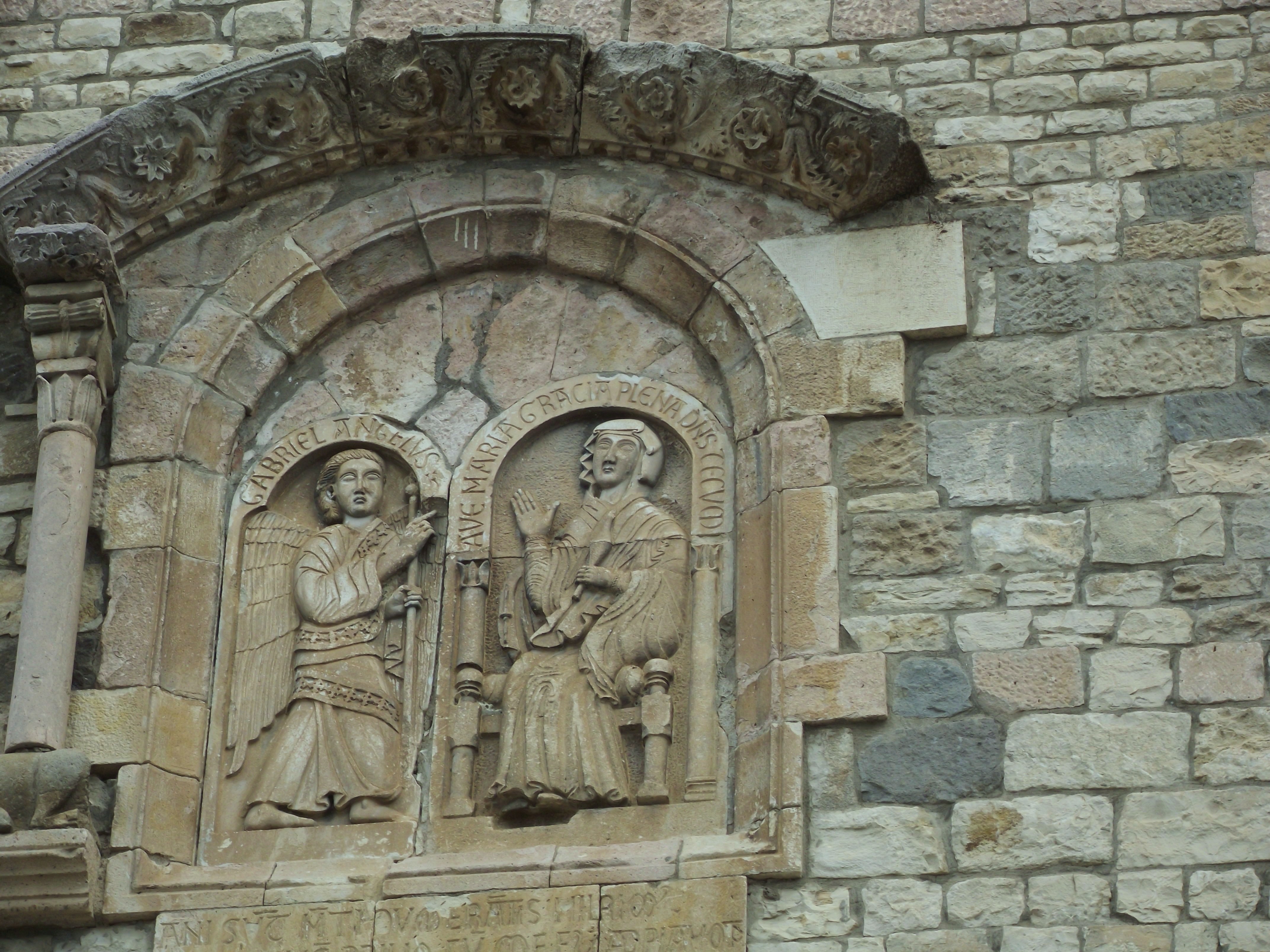Arietemarzo, bassorilievo dell'Annunciazione nel fianco destro del Duomo di Rapolla, 2011, fotografia digitale