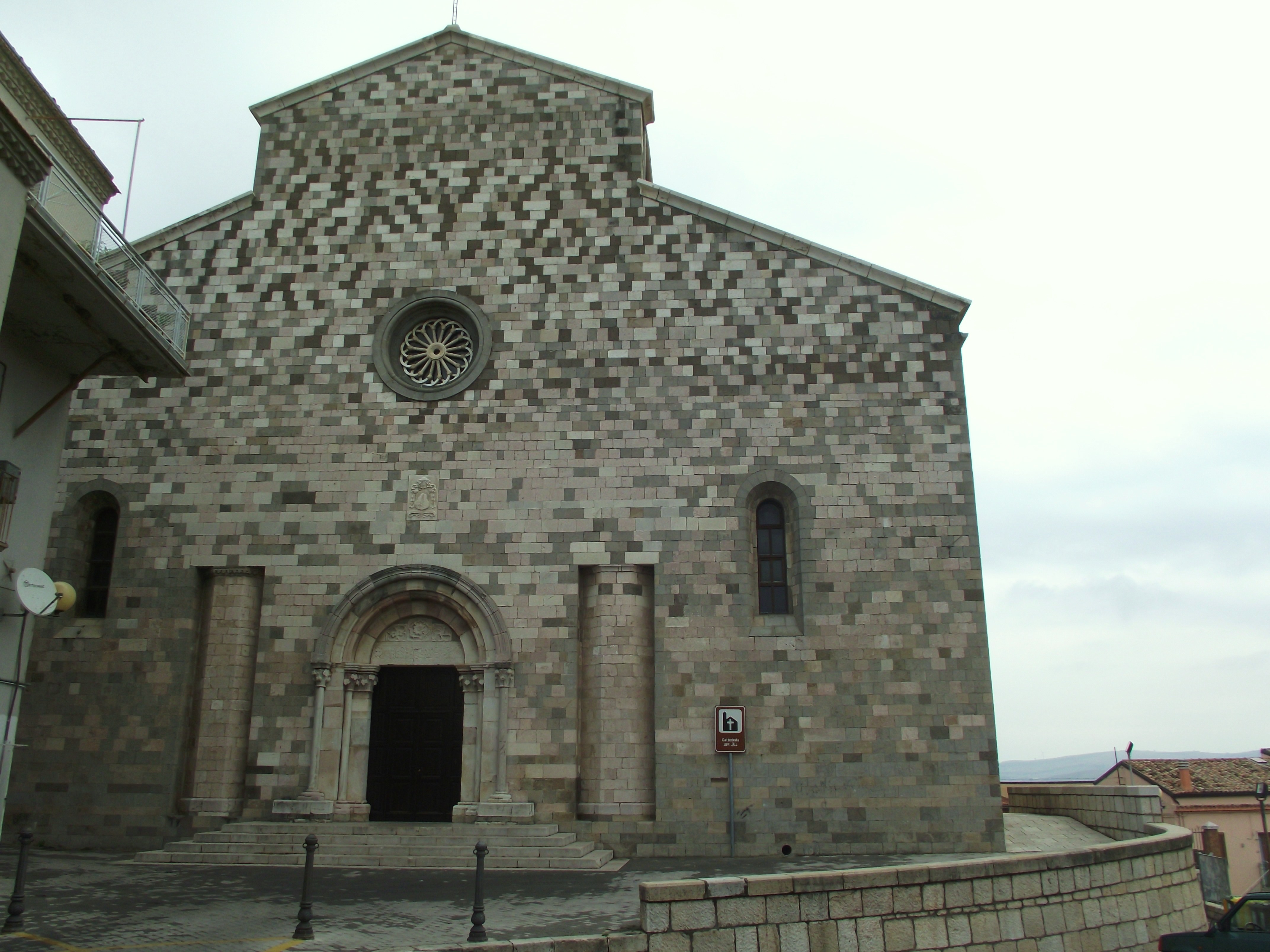 Arietemarzo, facciata della concattedrale di Rapolla, 2011, fotografia digitale
