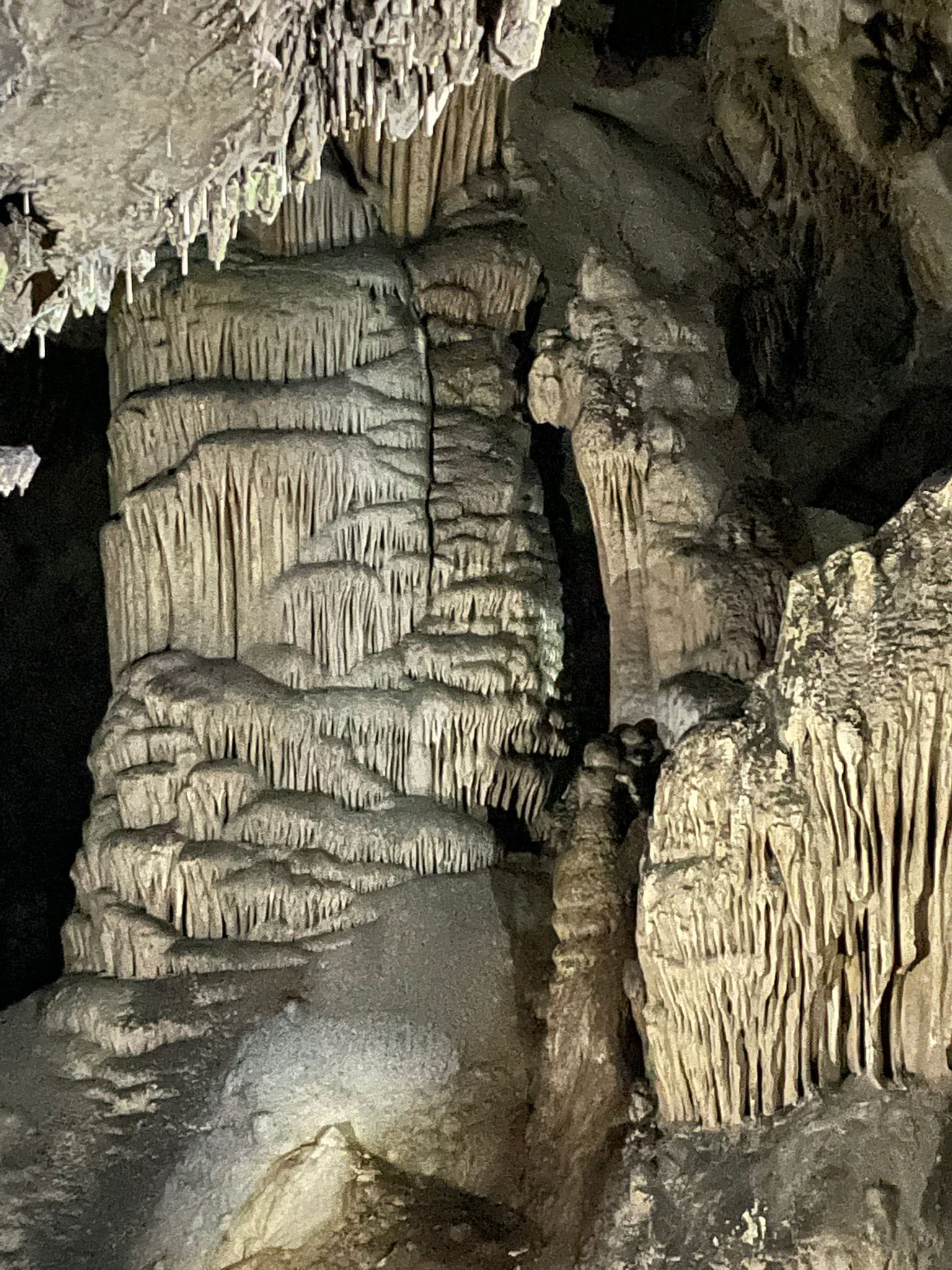 Marco Arbia, Stalattiti e stalagmiti nella grotta di Sant'Angelo, sottostante l'abbazia, 2022, fotografia digitale