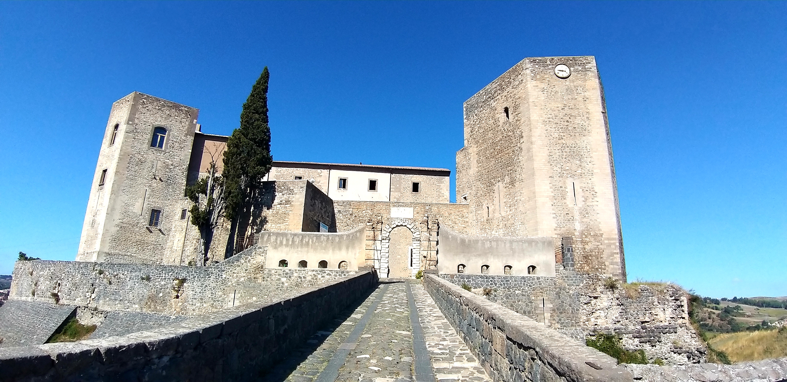 DinaBenedettoFerrandina, Castello di Melfi (Basilicata), 2019, fotografia digitale