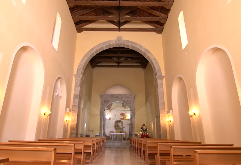 Mhlsassa, Altare a baldacchino sormontante l'icona degradata dall'umidità, 9 October 2019